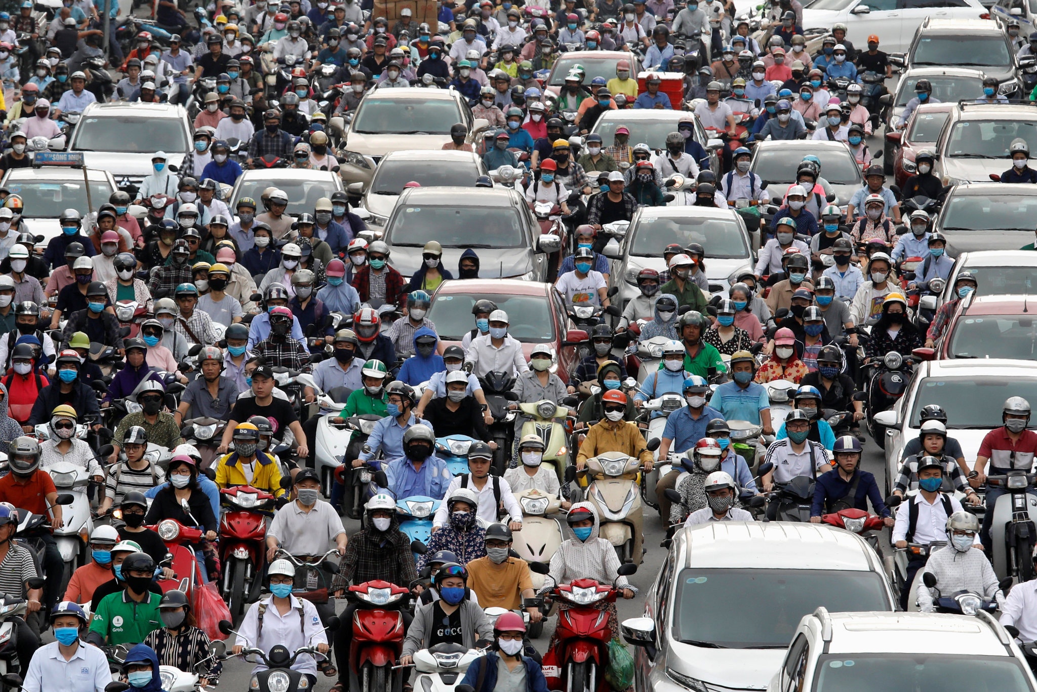Hora pico en Hanoi, Vietnam, cuando el país relajó la cuarentena el último mes. (The New York Times)