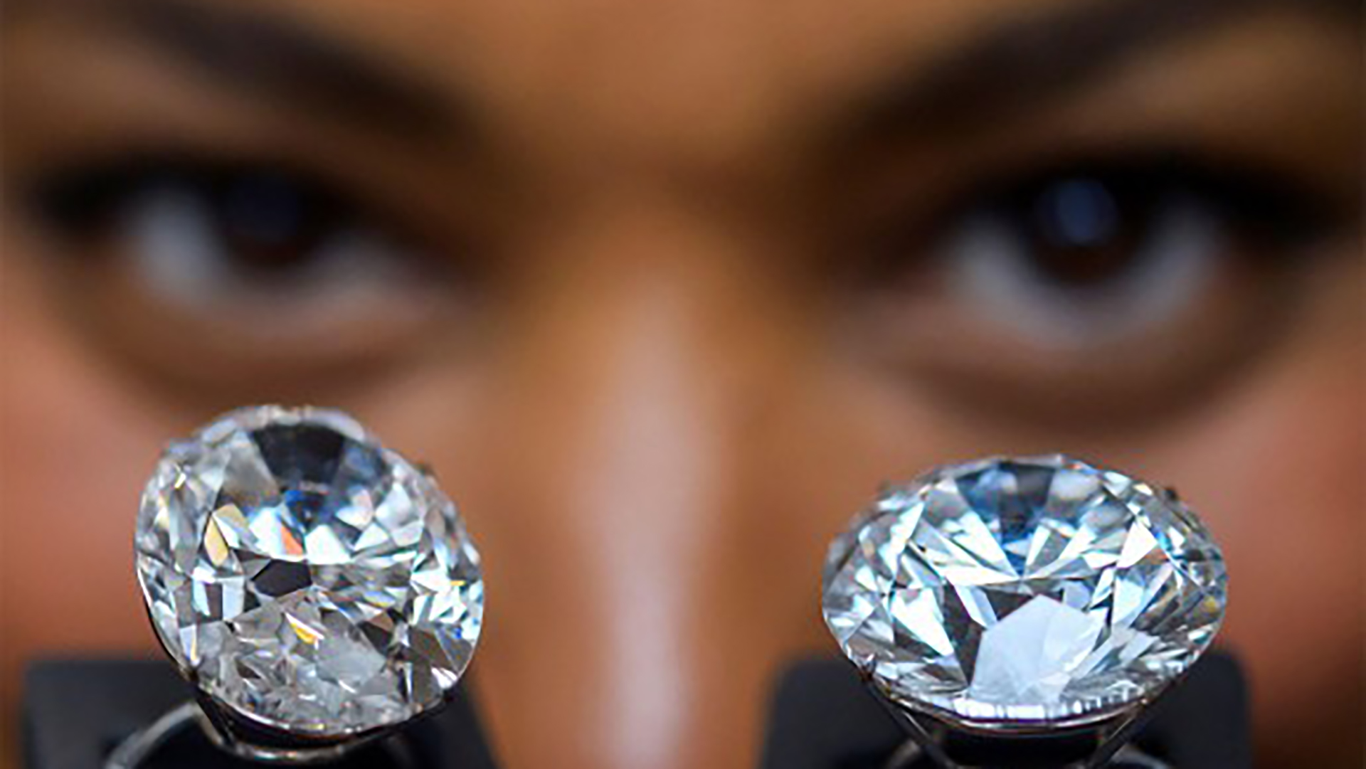 Sotheby’s subastó el histórico diamante azul de la reina Isabel de Farnesio