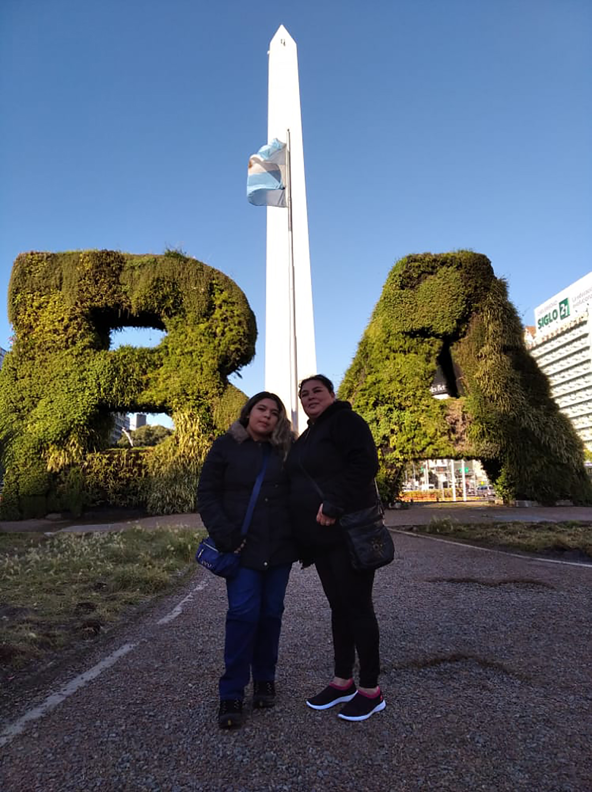 Paola y Rosa viajaron por primera vez a Buenos Aires invitadas por Benito Fernández. Y conocieron el obelisco