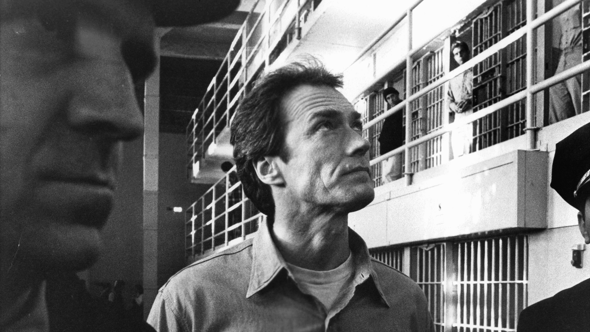 Clint Eastwood en una escena de Escape de Alcatraz, dirigido por Dom Spiegel y estrenada en 1979. La película recrea, libremente, una de las fugas más famosas de la historia del presidio (Paramount/Getty Images)