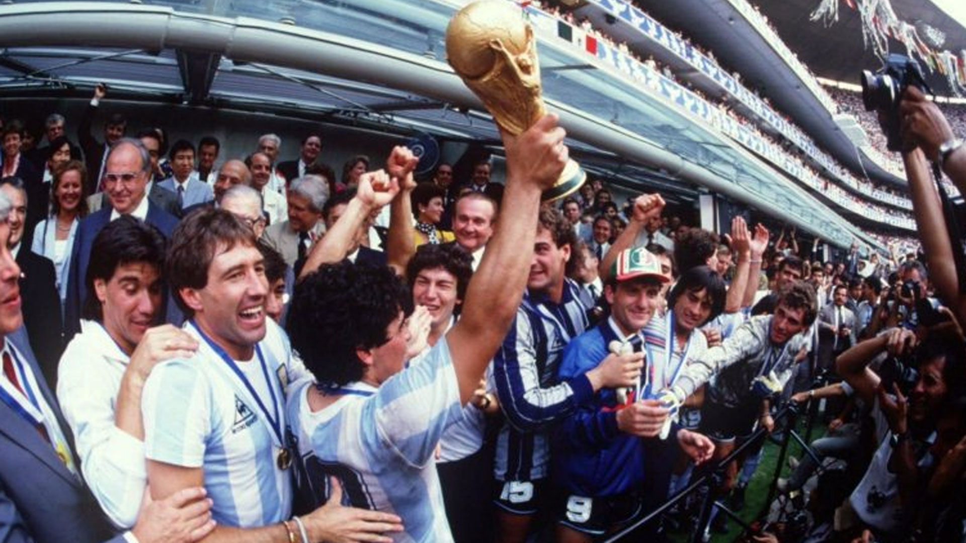 Maradona con la Copa del Mundo en el Estadio Azteca. Detrás suyo, Oscar Garré