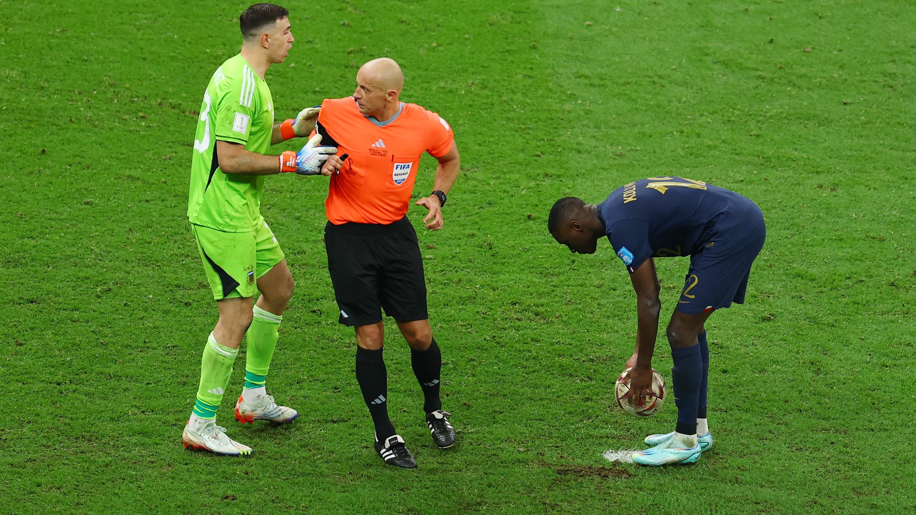 Dibu Martínez and his cross with Randal Kolo Muani in the penalty shootout before France (Photo: Reuters/Molly Darlington)