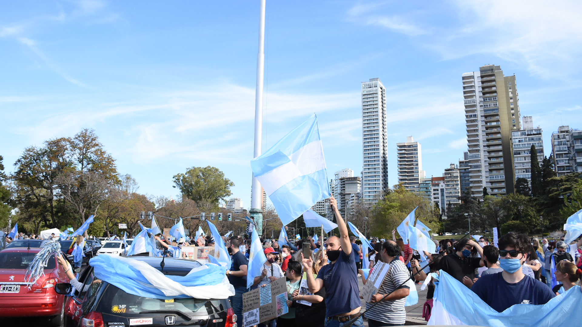 En Rosario los manifestantes se reunieron en el Monumento a la Bandera (Leo Galletto)
