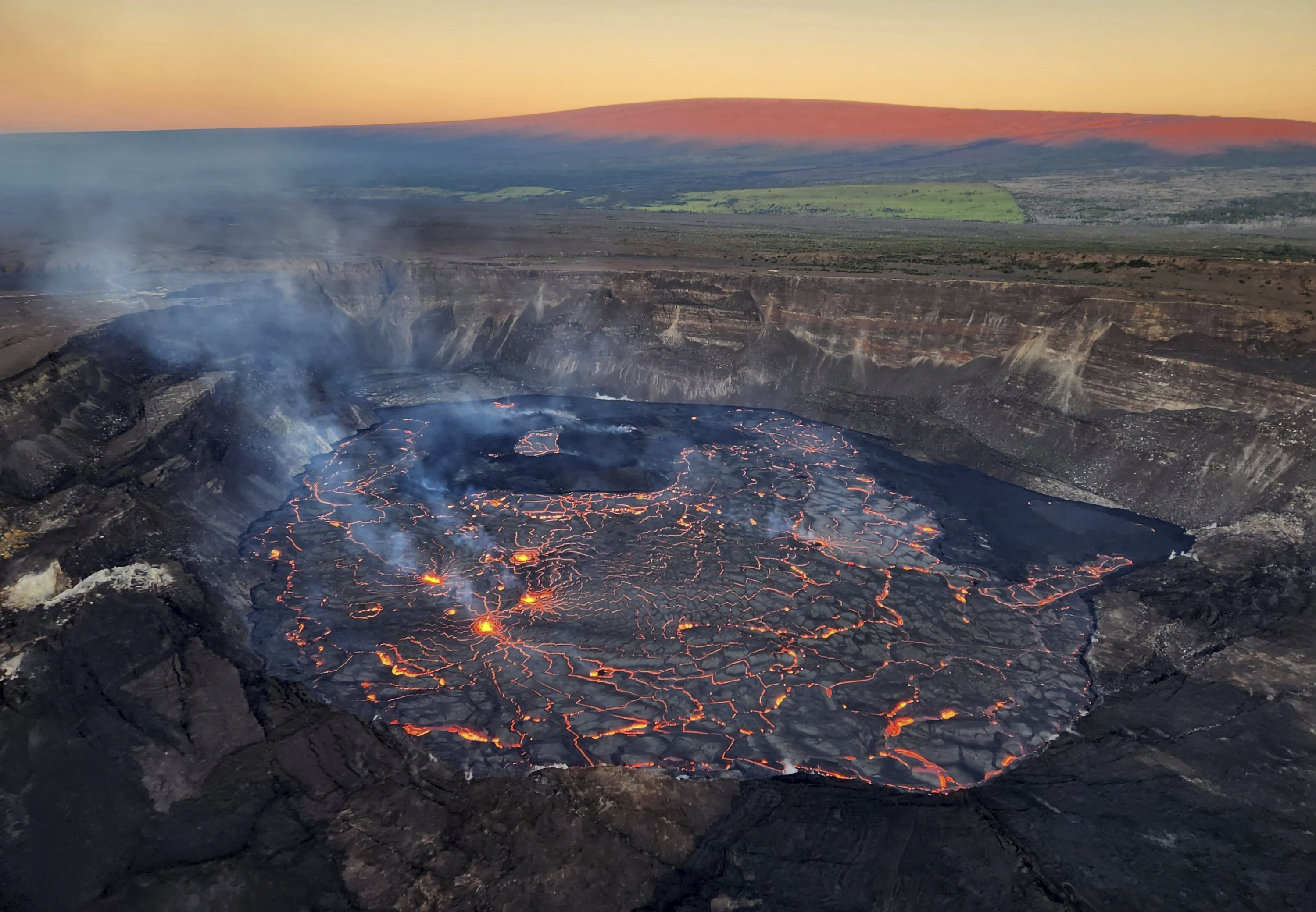ARCHIVO - La imagen proporcionada por el Servicio Geológico de Estados Unidos muestra el interior del cráter del volcán Kilauea, el 6 de enero de 2023. (Servicio Geológico de Estados Unidos vía AP, archivo)