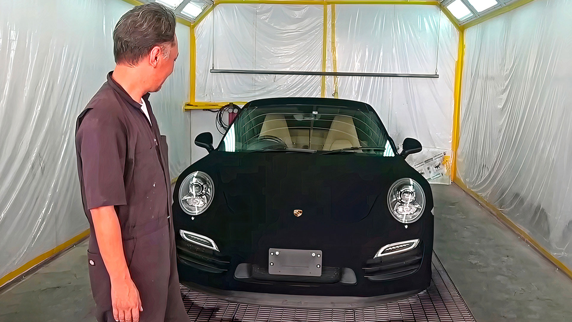 Pit One en pleno proceso de pintado del Porsche 911 en la ciudad de Gifu, en Japón