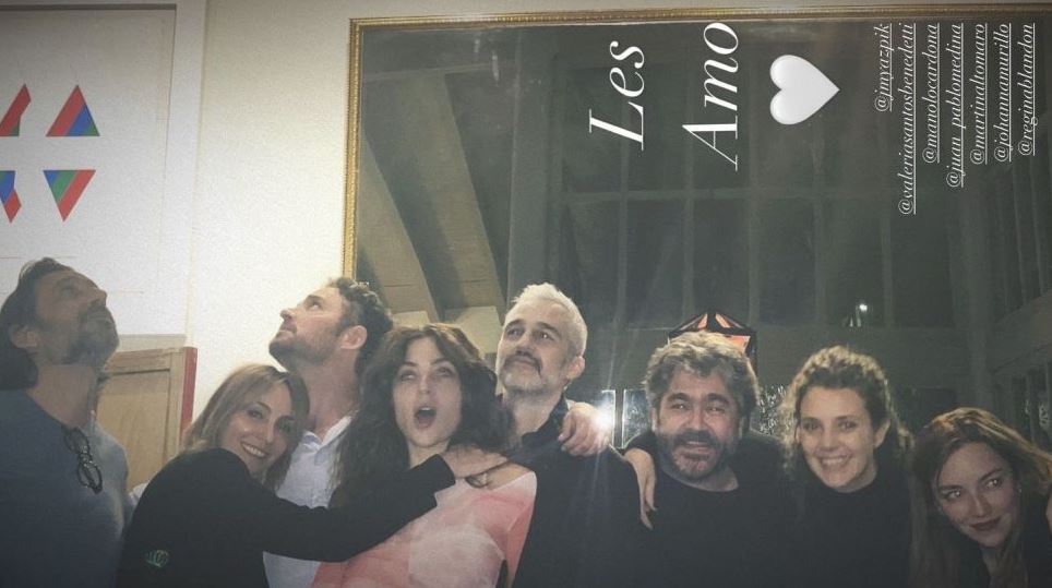 El actor posó junto a algunos de sus amigos más cercanos (Foto: historias temporales de Instagram/@paulinada_)