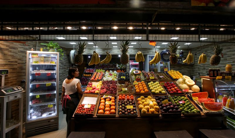 Frutas y verduras en la verdulería de un mercado porteño (REUTERS/Agustin Marcarian)