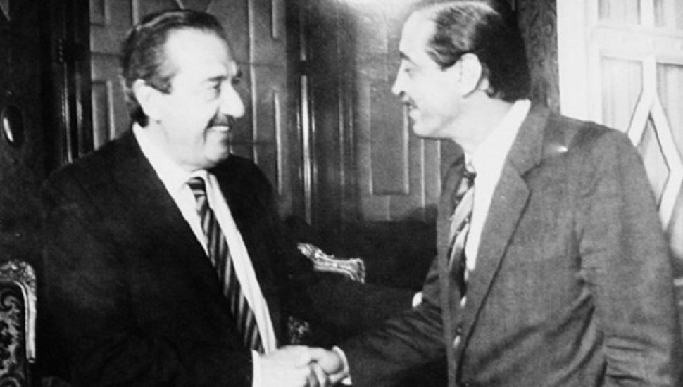 Julio Strassera y el presidente Raúl Alfonsín se reunieron antes del comienzo de las audiencias a pedido del fiscal. El presidente no le dio ninguna indicación. La foto de este saludo la tuvo el fiscal en su escritorio hasta el día de su muerte