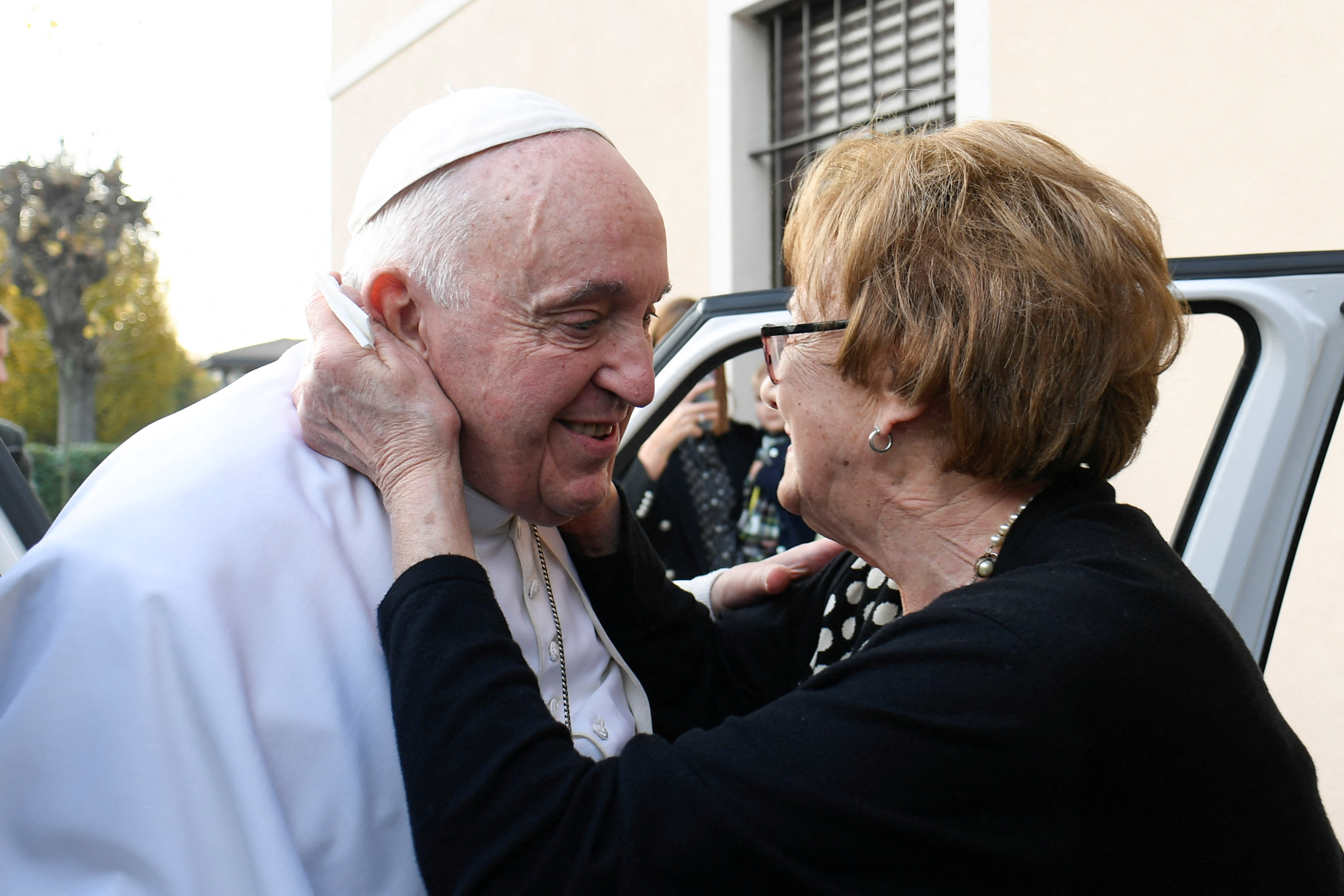 El papa Francisco también se reencontró con su prima Delia Gai en Tigliole, Italia, este 19 de noviembre de 2022 (Vatican Media/REUTERS)