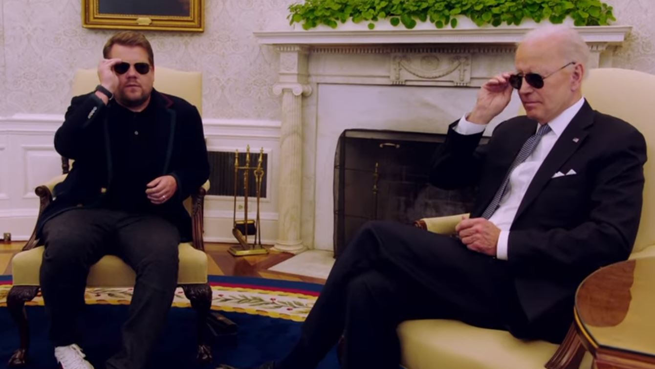 En los momentos finales, el presidente Biden y James Corden modelaron gafas oscuras (Foto: captura de pantalla YouTube/The Late Late Show With James Corden)