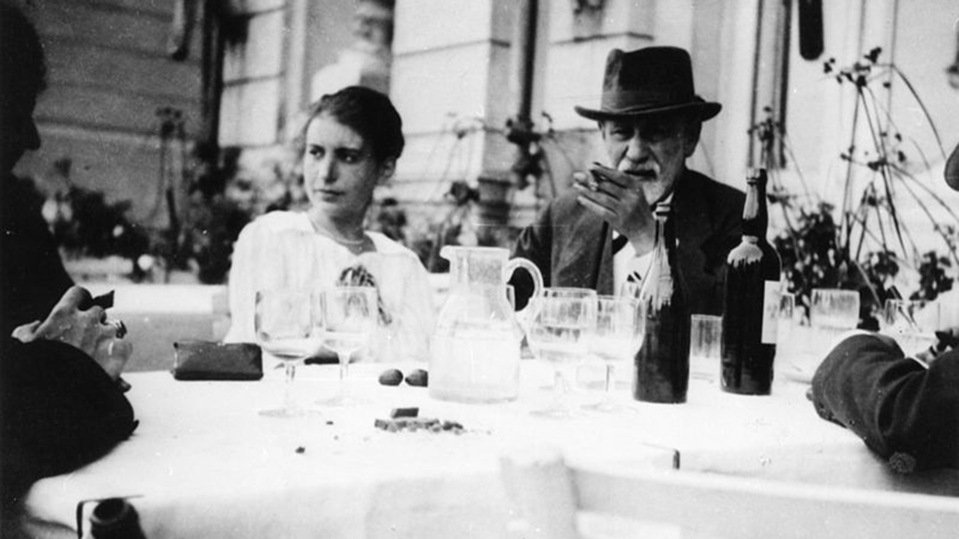Sigmund Freud con su hija Anna en el VI Congreso Internacional de Psicoanálisis, La Haya, 1920. Wikimedia Commons