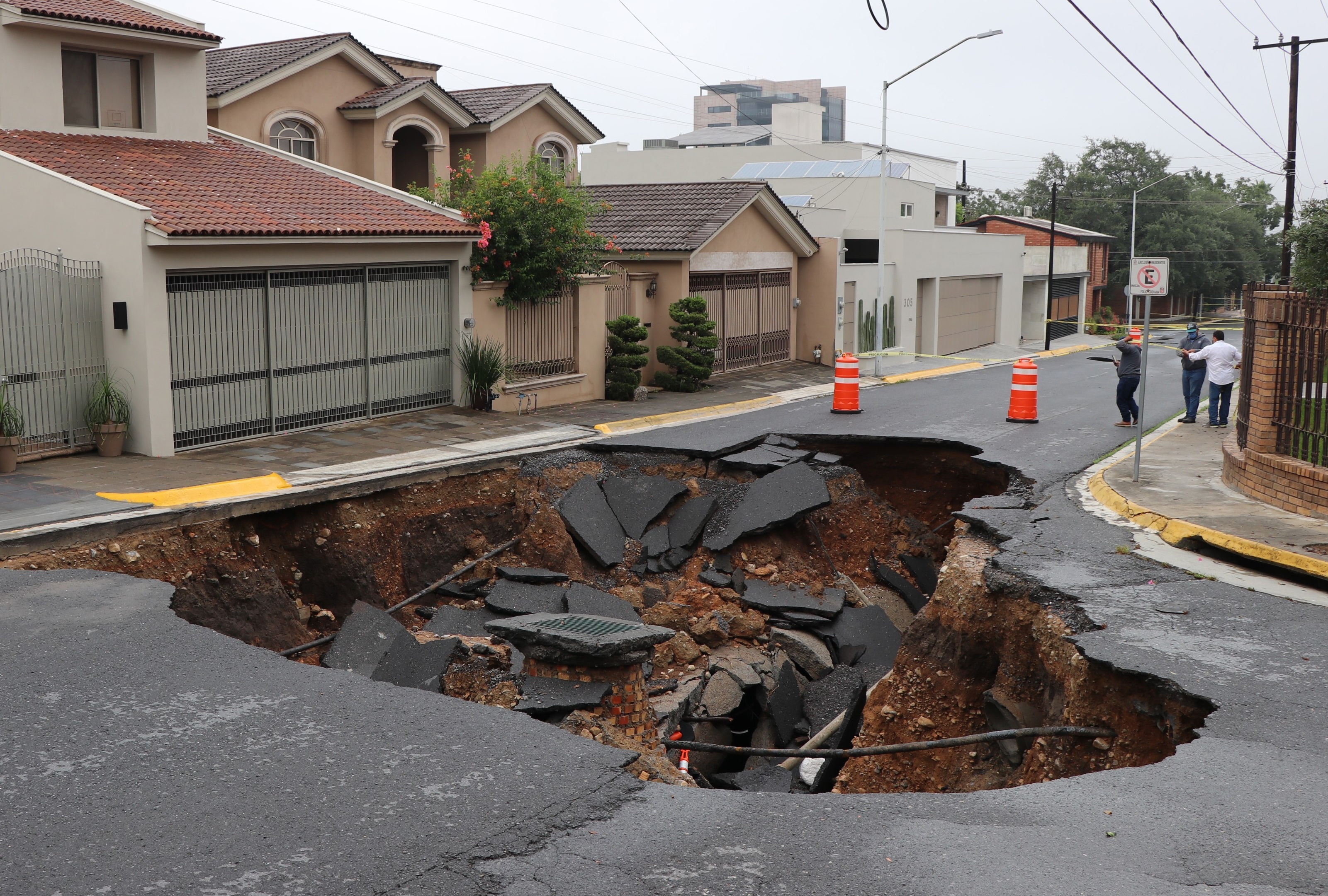 Vista de un hoyo en una calle del centro de Monterrey, México, 27 de julio de 2020.