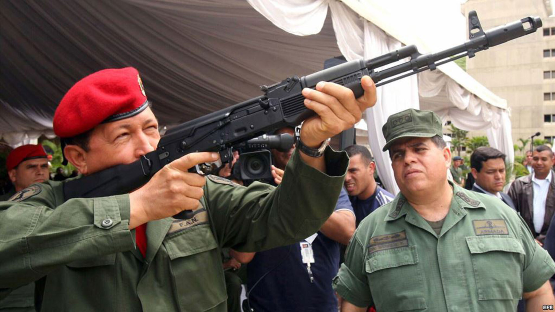 Fotos de Archivo del fallecido Hugo Chávez manipulando un fusil de asalto Kalashnikov AK-103 bajo la atenta mirada del entonces ministro de Defensa, Orlando Maniglia,  el 14 de junio de 2006, en el fuerte Tiuna, en Caracas