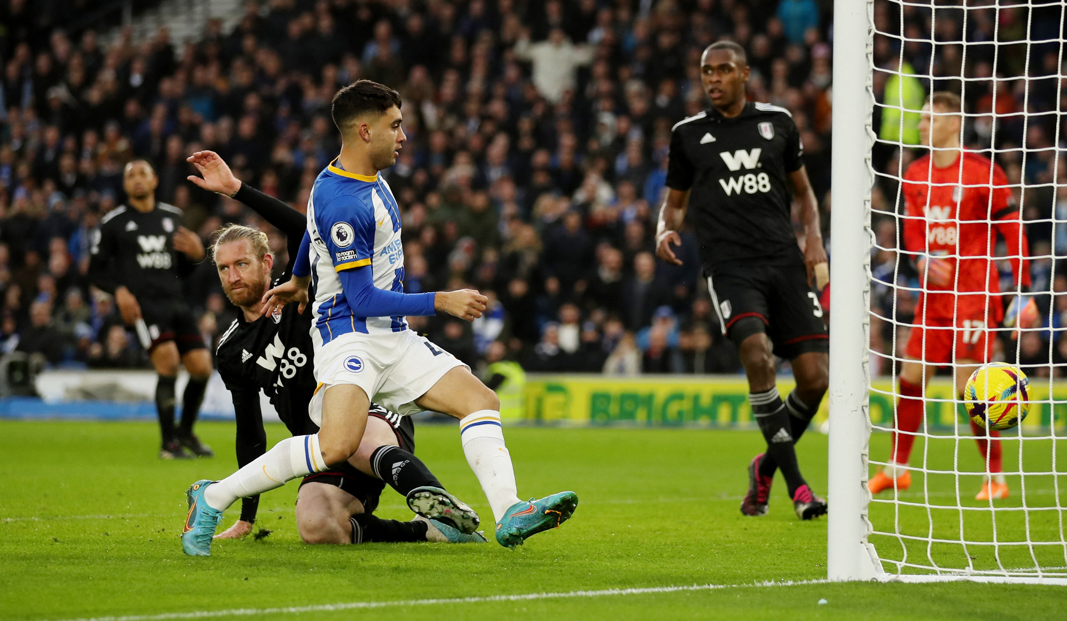 El duelo Brighton & Hove Albion-Manchester United será clave para saber qué sucede con Facundo Buonanotte y Alejandro Garnacho (Foto: Reuters)