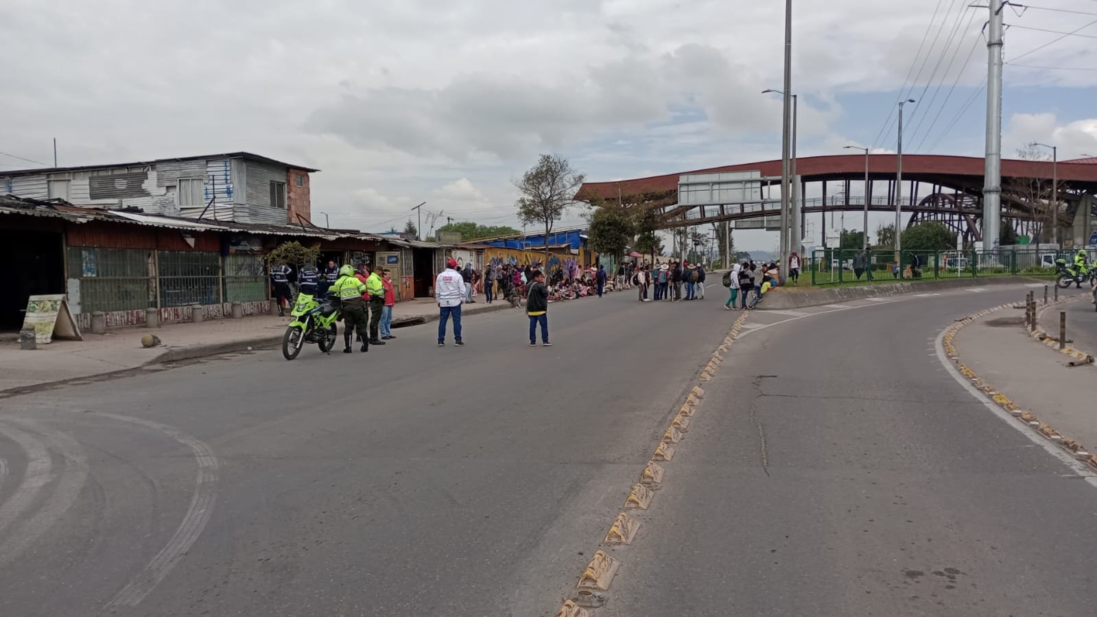 Un Nuevo Grupo De Indígenas Llegó A Bogotá Y Causó Un Monumental Trancón En La Calle 80 Infobae 1701