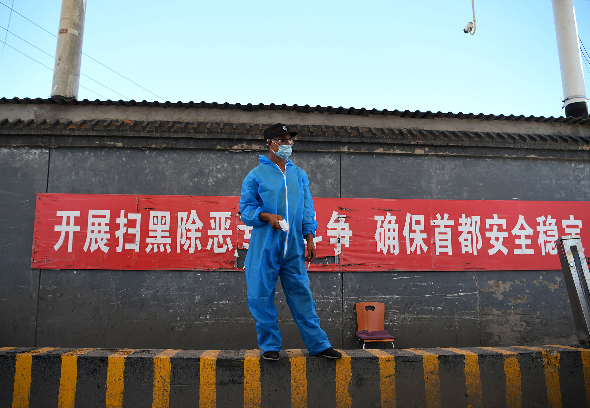 Un trabajador espera un camión para ser descargado en el mercado agrícola de Xinfadi, en Beijing (AFP)