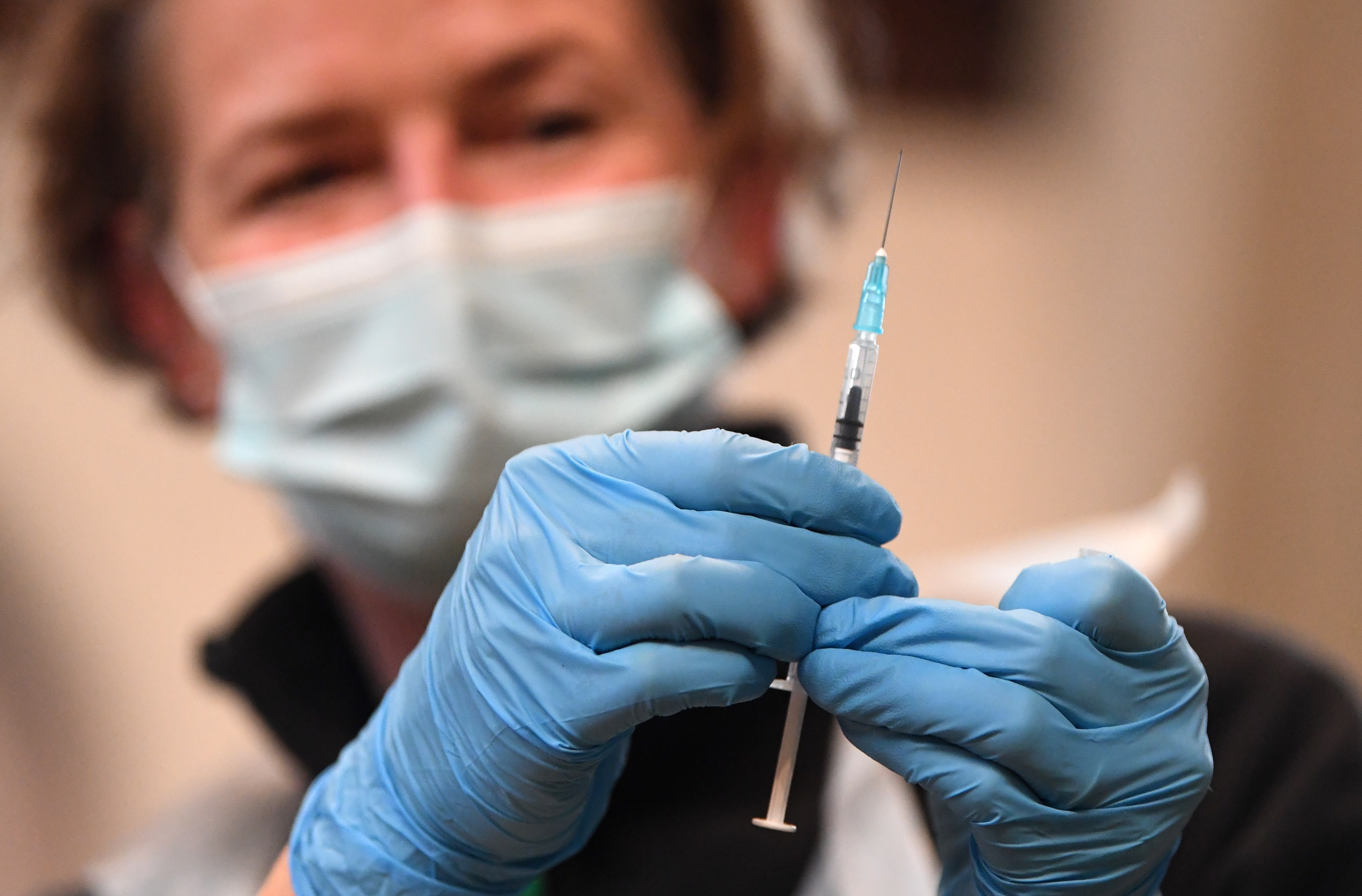 Pfizer anunció que la tercera dosis de su vacuna aumenta 25 veces la protección contra la variante Ómicron (EFE/EPA/NEIL HALL/Archivo)