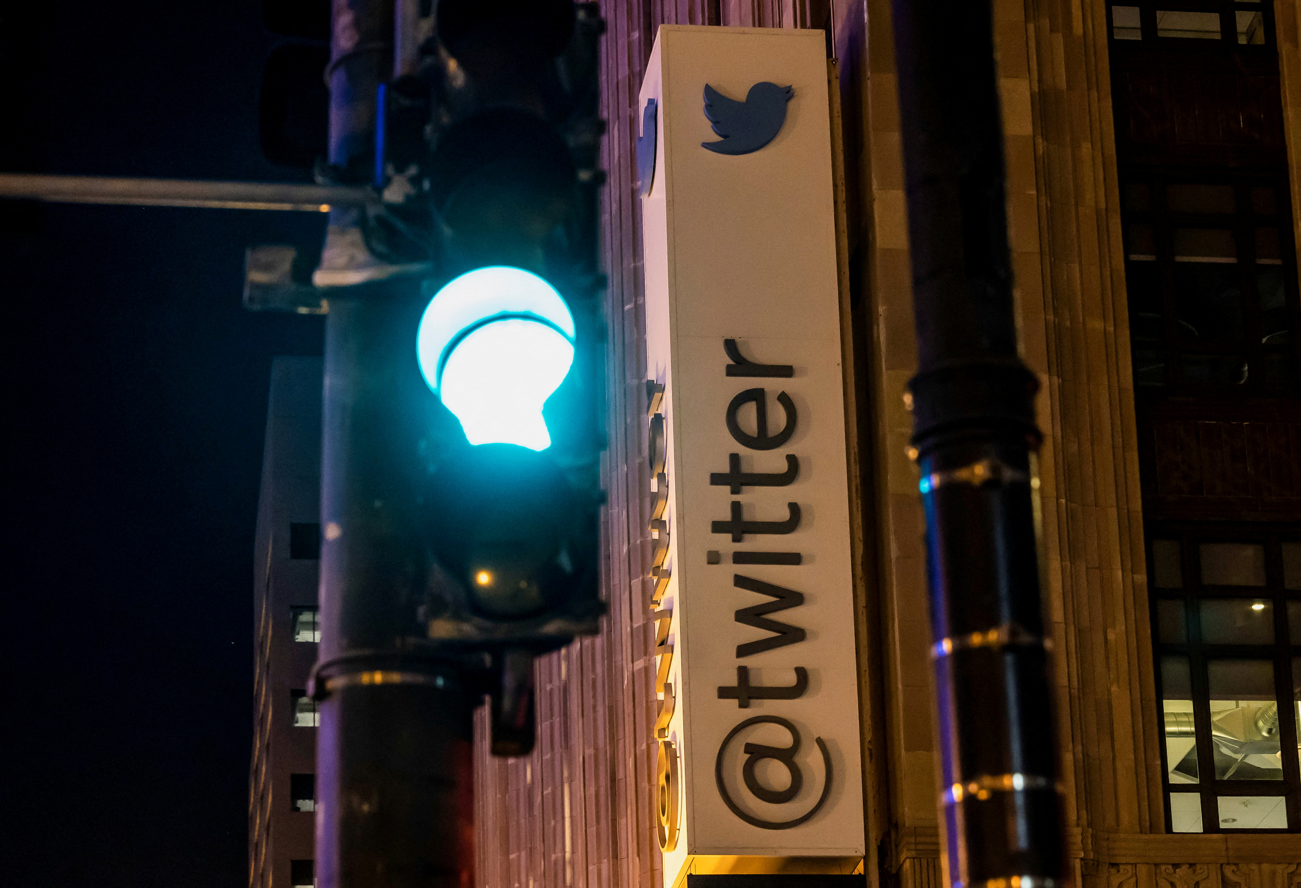 Twitter will start laying off employees this Friday (REUTERS / Carlos Barria)