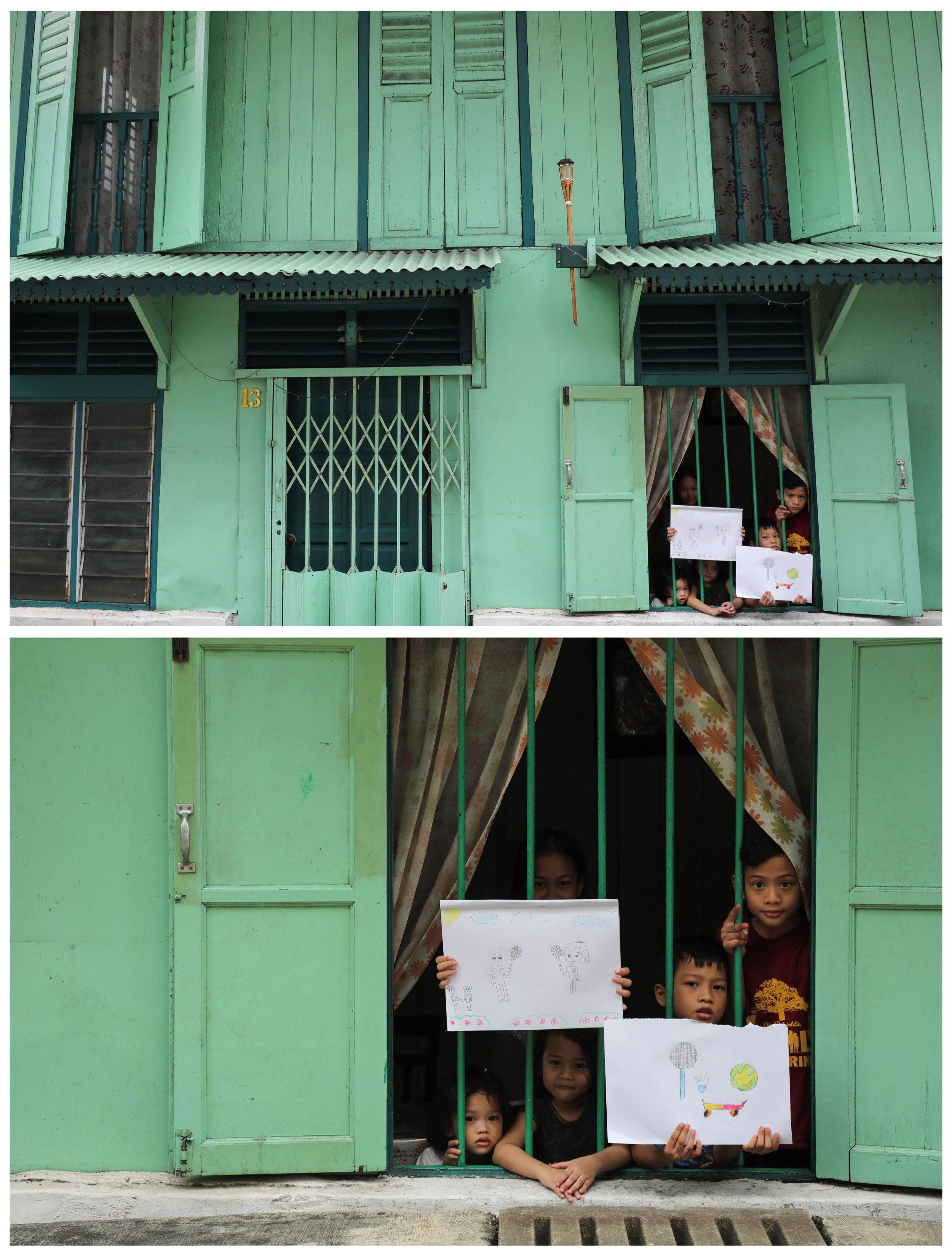 Maryem Abdul Hadi, 11, y Abbaas Abdul Hadi, 7, sobre la ventana de su casa con sus hermanos Faathimah Abdul Hadi, 3, Shofiyyah Abdul Hadi, 5, y Muhammad Abdul Hadi, 10, en su casa en Kuala Lumpur, Malasia, el 17 de abril de 2020.