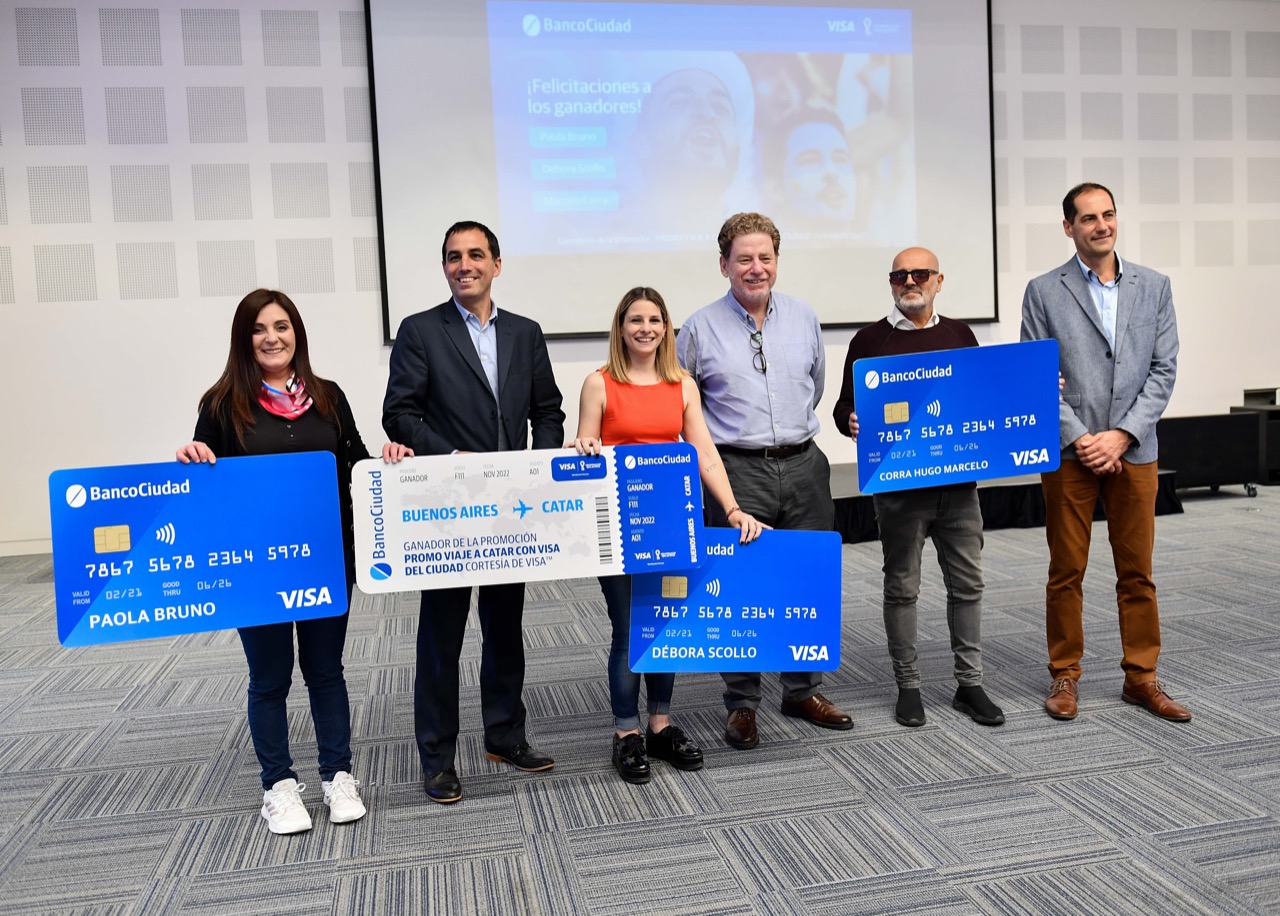 Guillermo A. Laje y Maximiliano Coll, del Banco Ciudad, Guillermo Mansilla, de Visa, y los ganadores