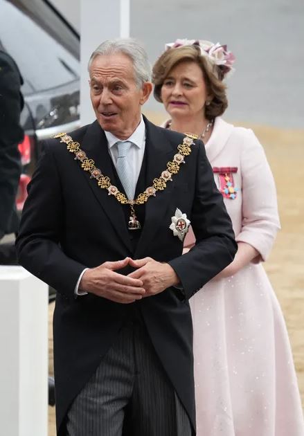 El ex primer ministro Tony Blair, con sus condecoraciones arriba a la abadía (Getty) 