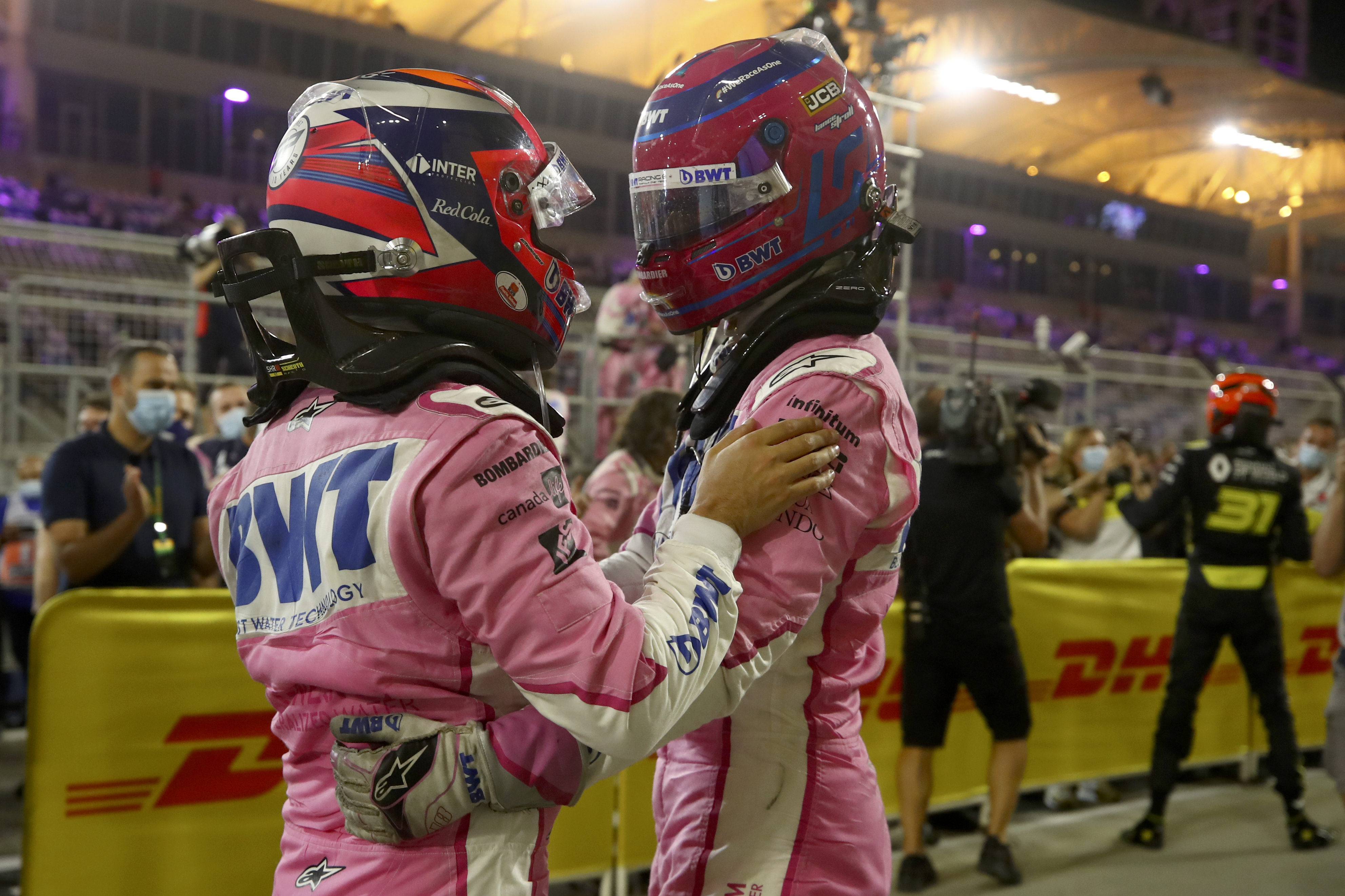 El piloto de Racing Point Sergio Pérez de México, a la izquierda, celebra con su compañero de equipo Lance Stroll de Canadá después de ganar el Gran Premio de Fórmula Uno en Sakhir, Baréin el domingo 6 de diciembre de 2020.