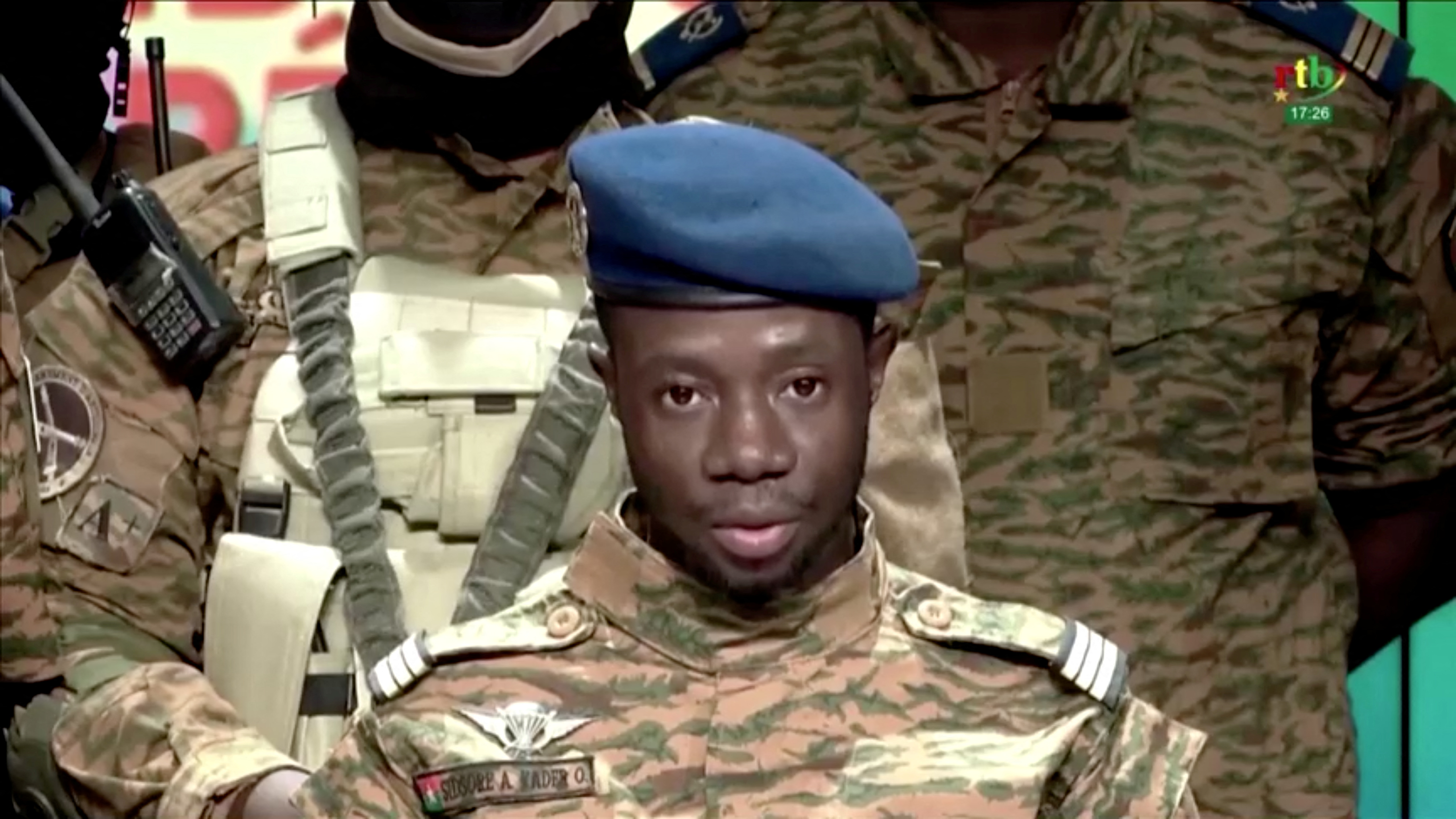 El capitán Sidsore Kader Ouedraogo, portavoz del Movimiento Patriótico de Salvaguardia y Restauración, anuncia que el ejército ha tomado el control del país en Uagadugú, Burkina Faso, el 24 de enero de 2022. RTB/Reuters TV vía REUTERS
