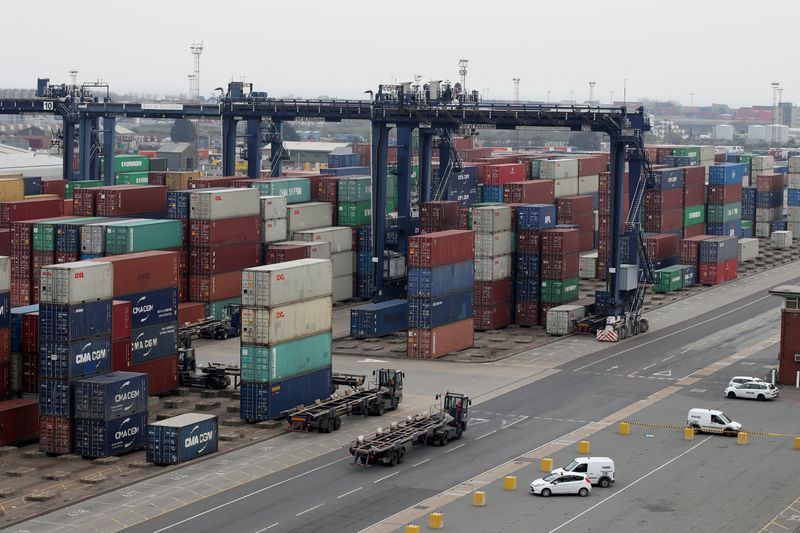 Foto de archivo: Vista general de contenedores de carga en el puerto de Felixstowe (REUTERS/Chris Radburn)