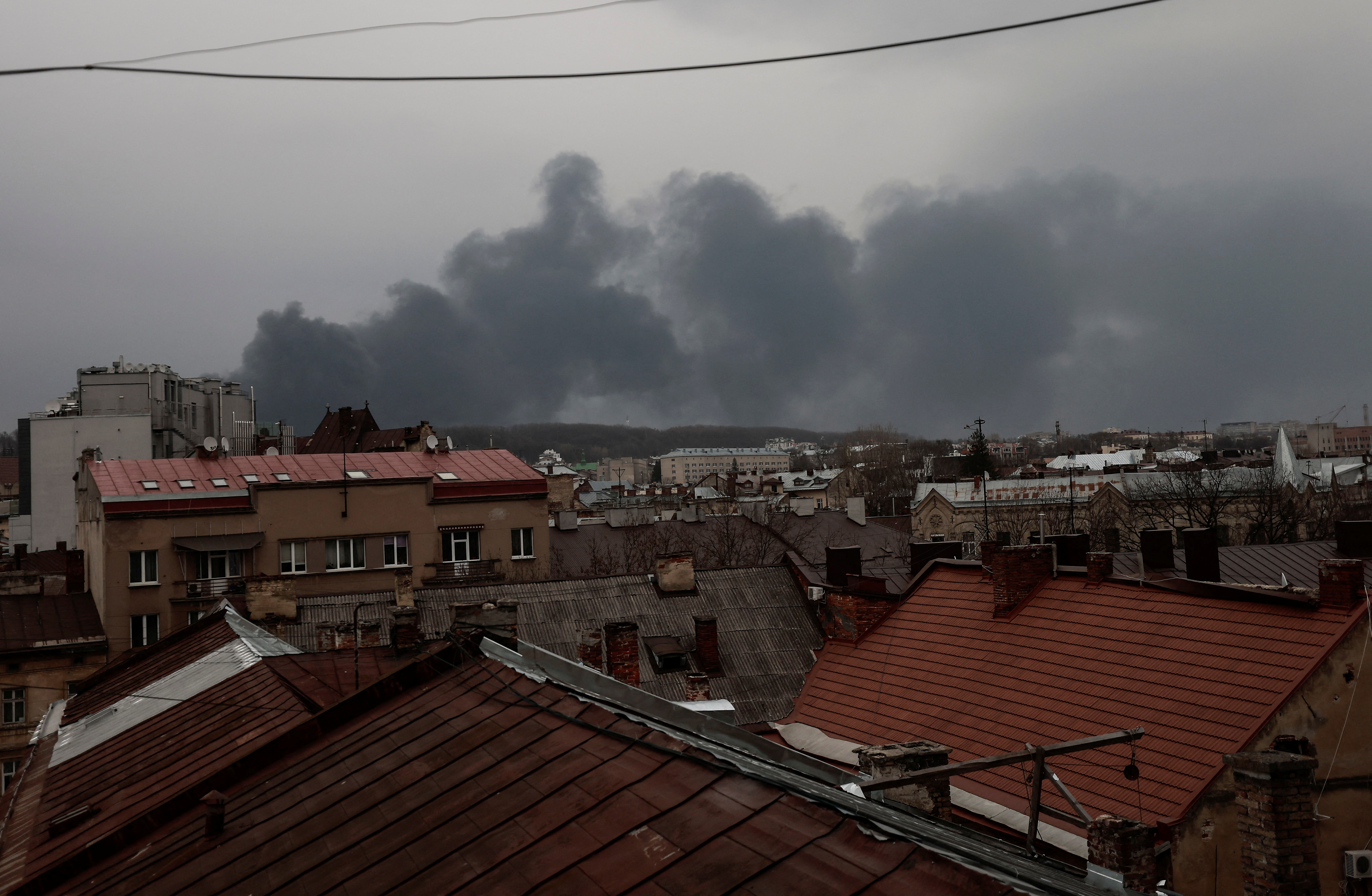 La densa columna de humo en Lviv (REUTERS/Zohra Bensemra)