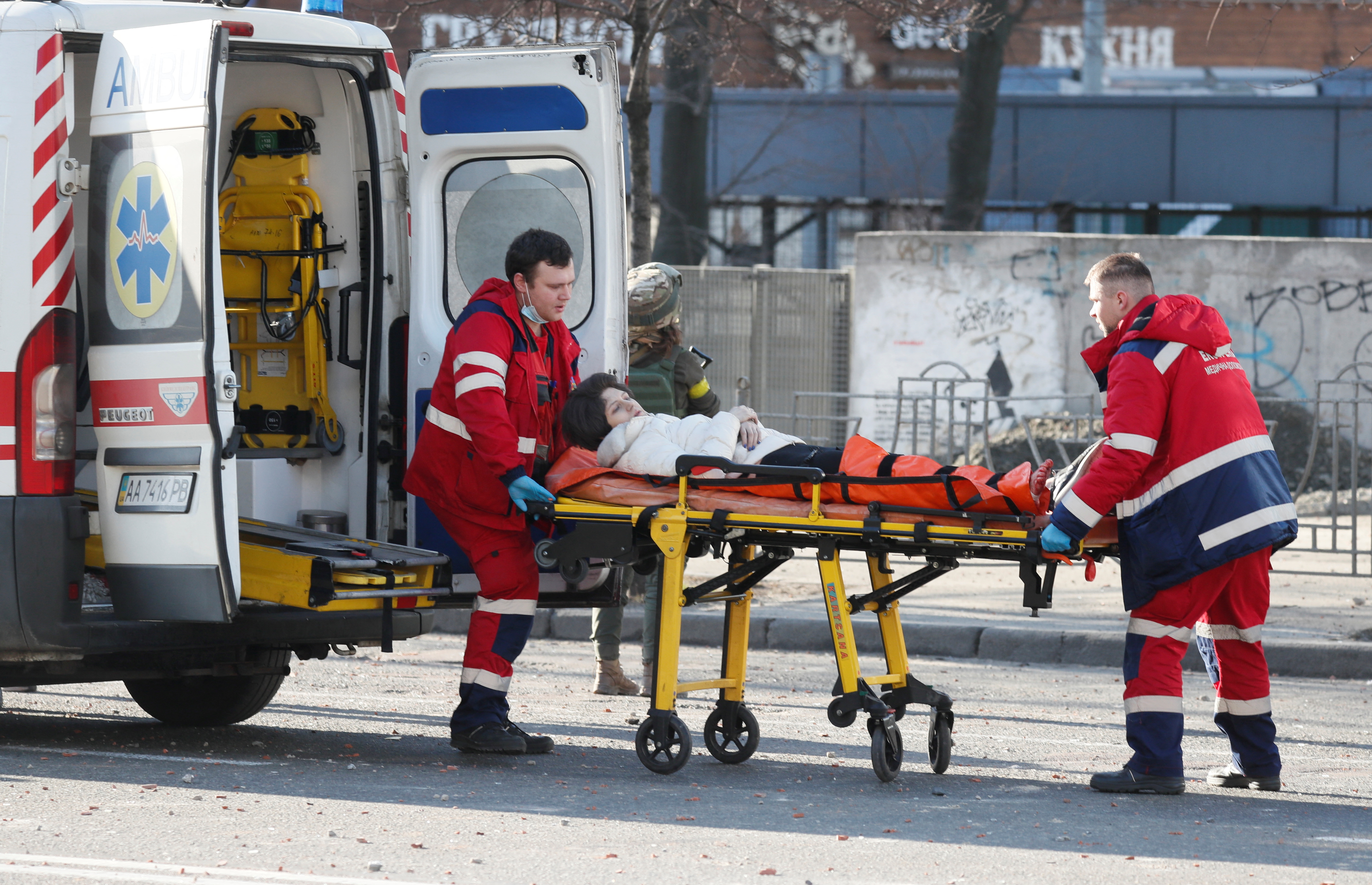Personal de emergencia transporta a un civil herido en Kiev (REUTERS/Gleb Garanich)