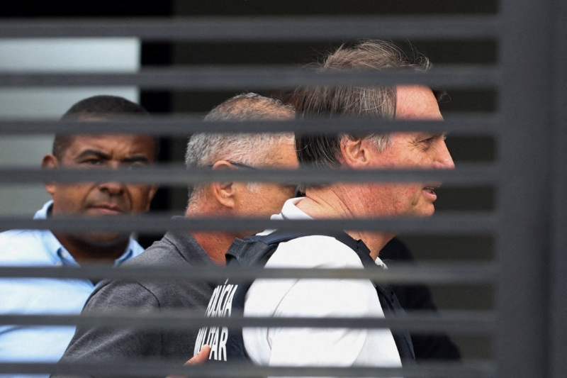 Jair Bolsonaro recibi&oacute; el alta m&eacute;dica tras una cirug&iacute;a y regres&oacute; a su casa donde cumple arresto domiciliario