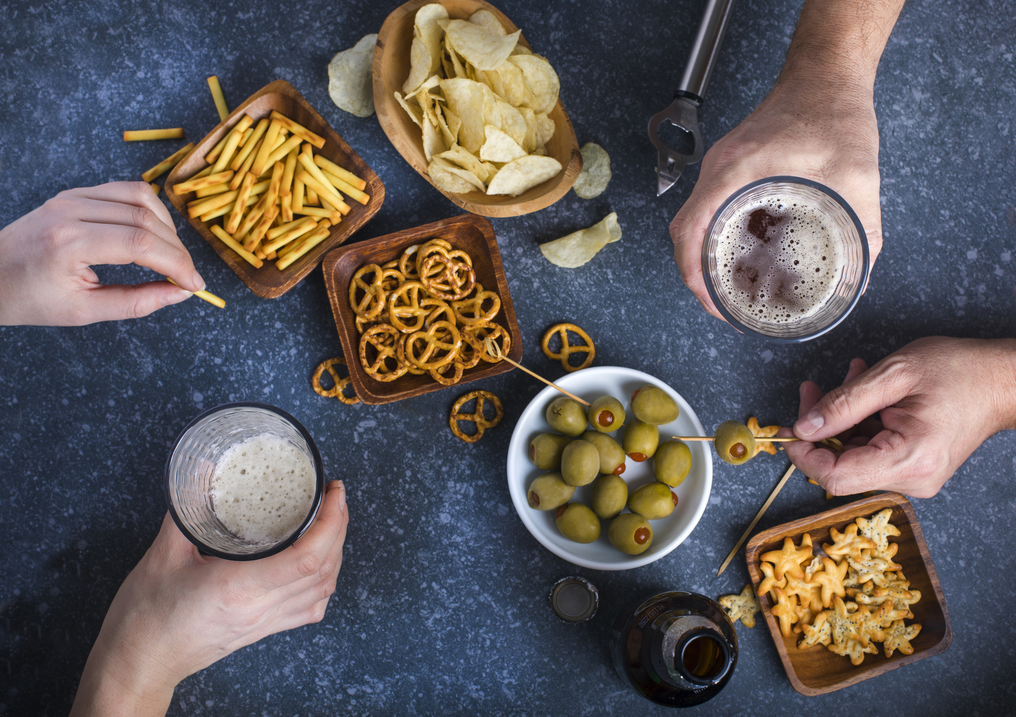 Efecto “aperitivo”: por qué nos atrae la comida chatarra cuando bebemos alcohol