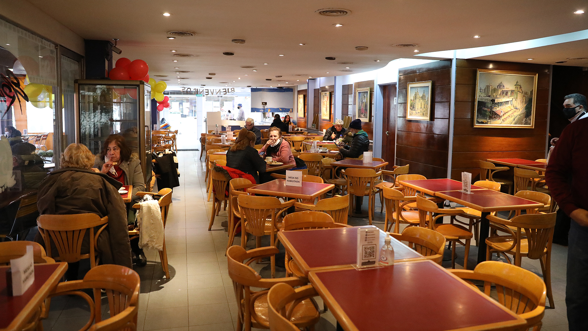 De acuerdo a lo dispuesto por el Centro de Operaciones de Emergencias (COE) de Córdoba, bares y restaurantes reabrieron sus puertas, aunque al 50% de su capacidad