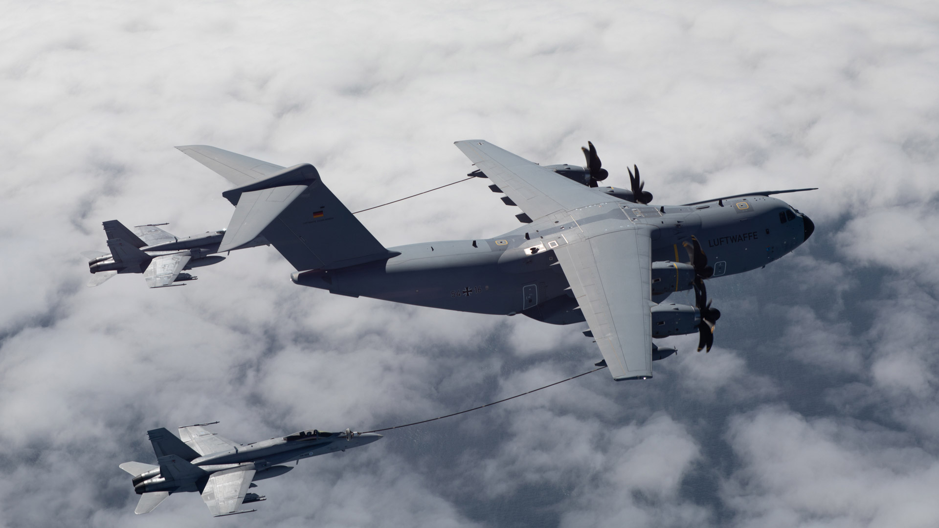 La Real Fuerza Aérea de Noruega compartió imágenes del ejercicio aéreo. Esta foto muestra un avión A400 de abastecimiento de combustible y dos aviones F18