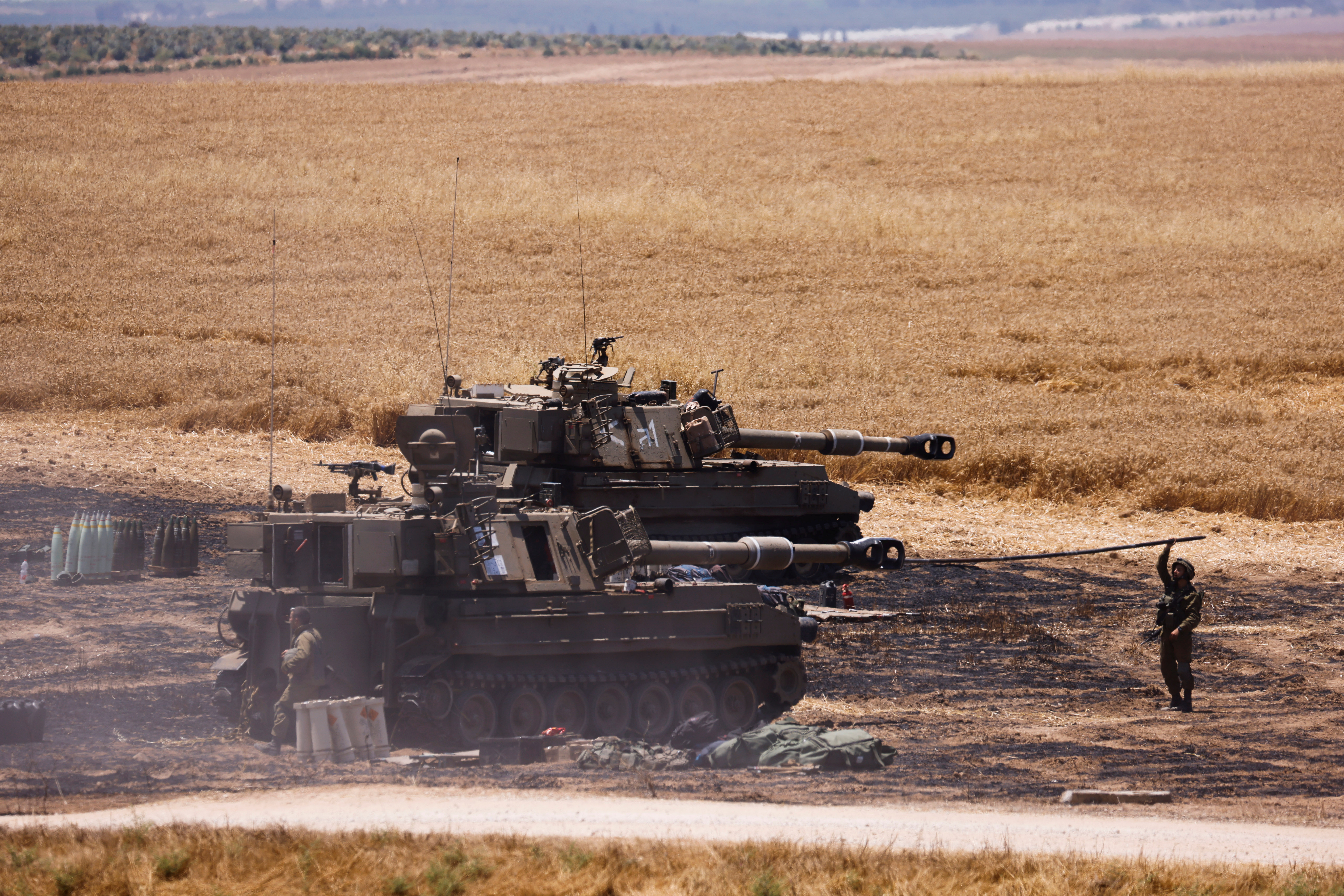 Soldados israelíes trabajan en su unidad de artillería cerca de la frontera entre Israel y la Franja de Gaza el 14 de mayo de 2021 (REUTERS/Amir Cohen)