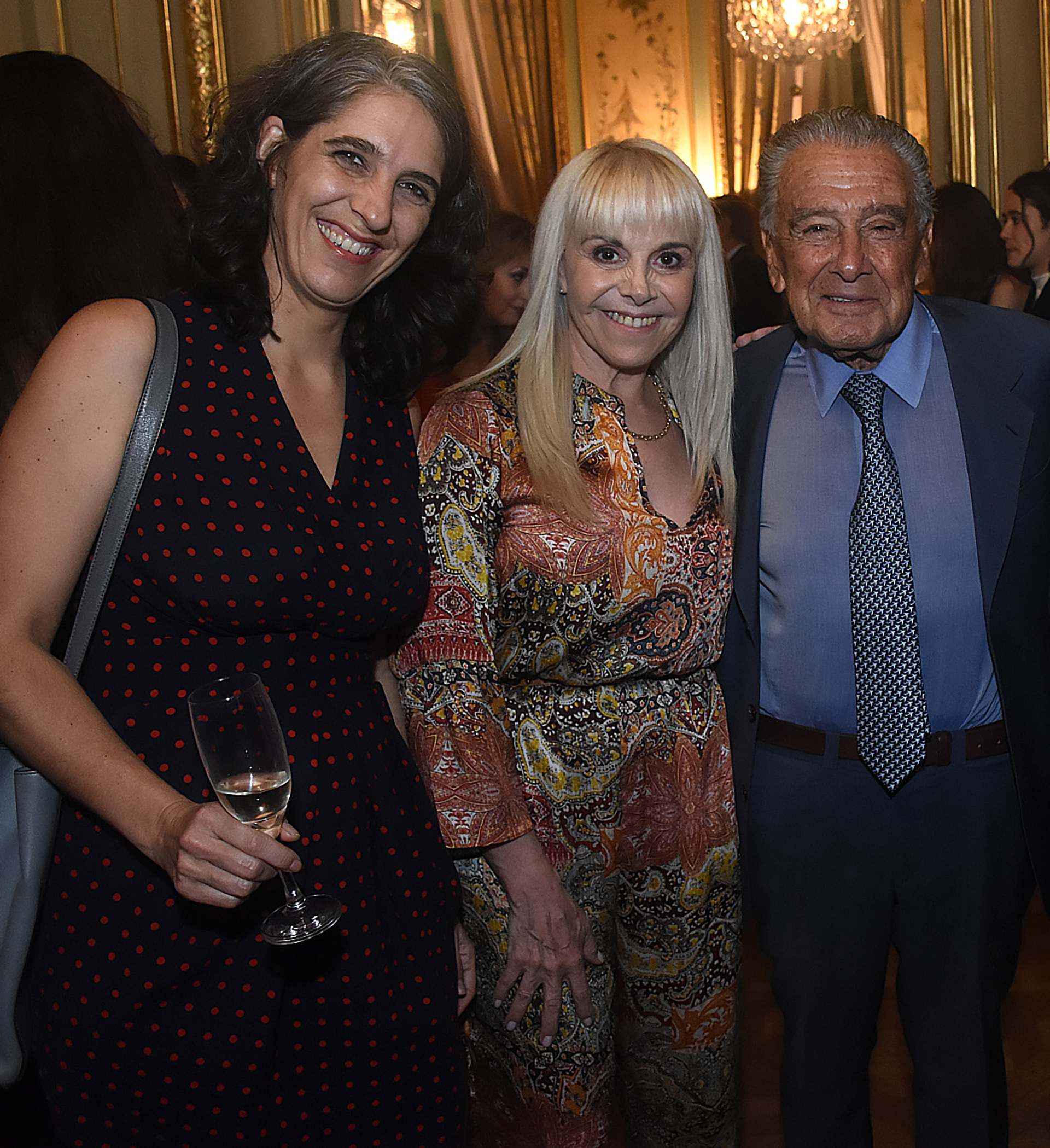 Céline Giusti, primera consejera de la embajada de Francia en la Argentina, junto a Claudia Villafañe y Eduardo Eurnekian 