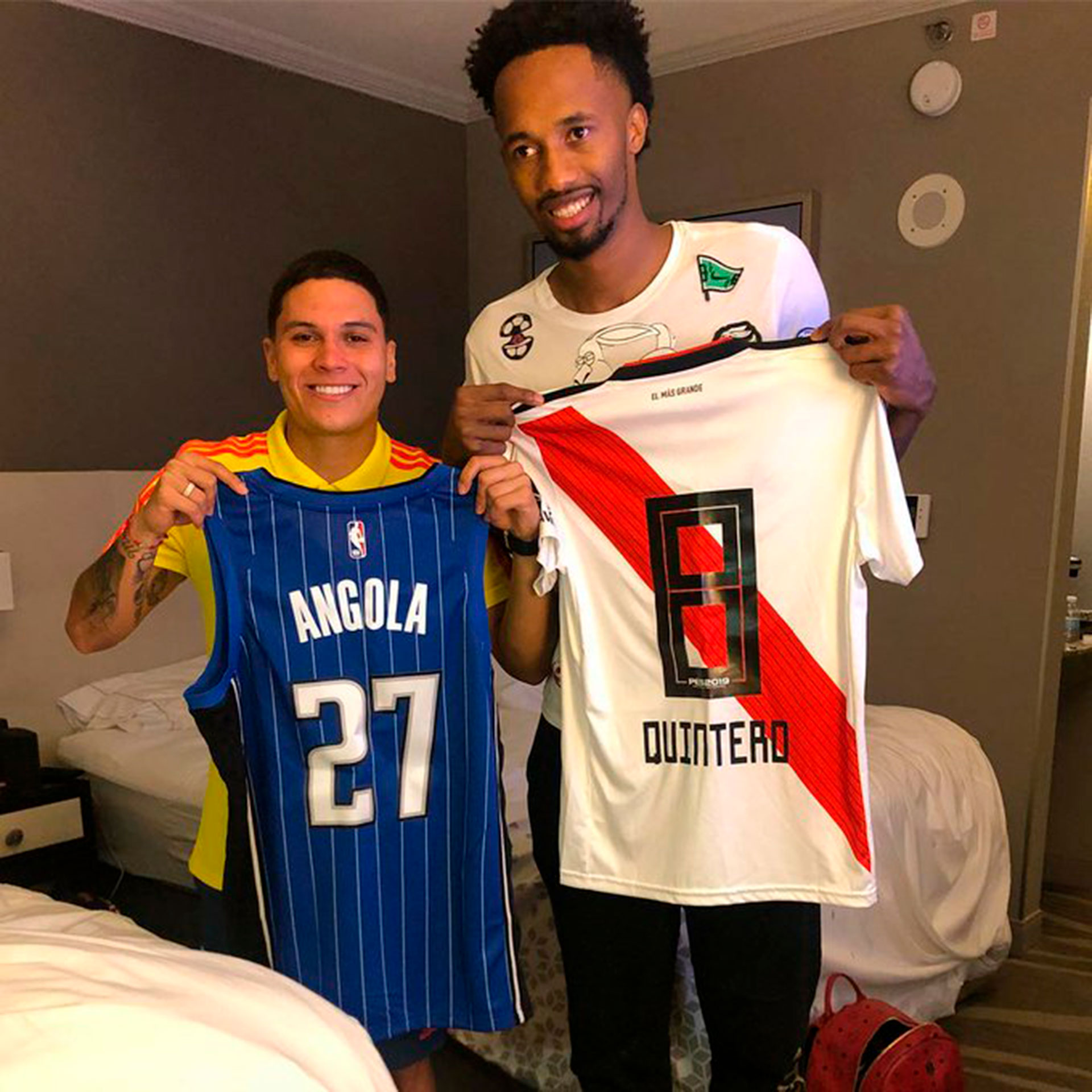 Juanfer Quintero y el colombiano ex jugador de la NBA Braian Angola