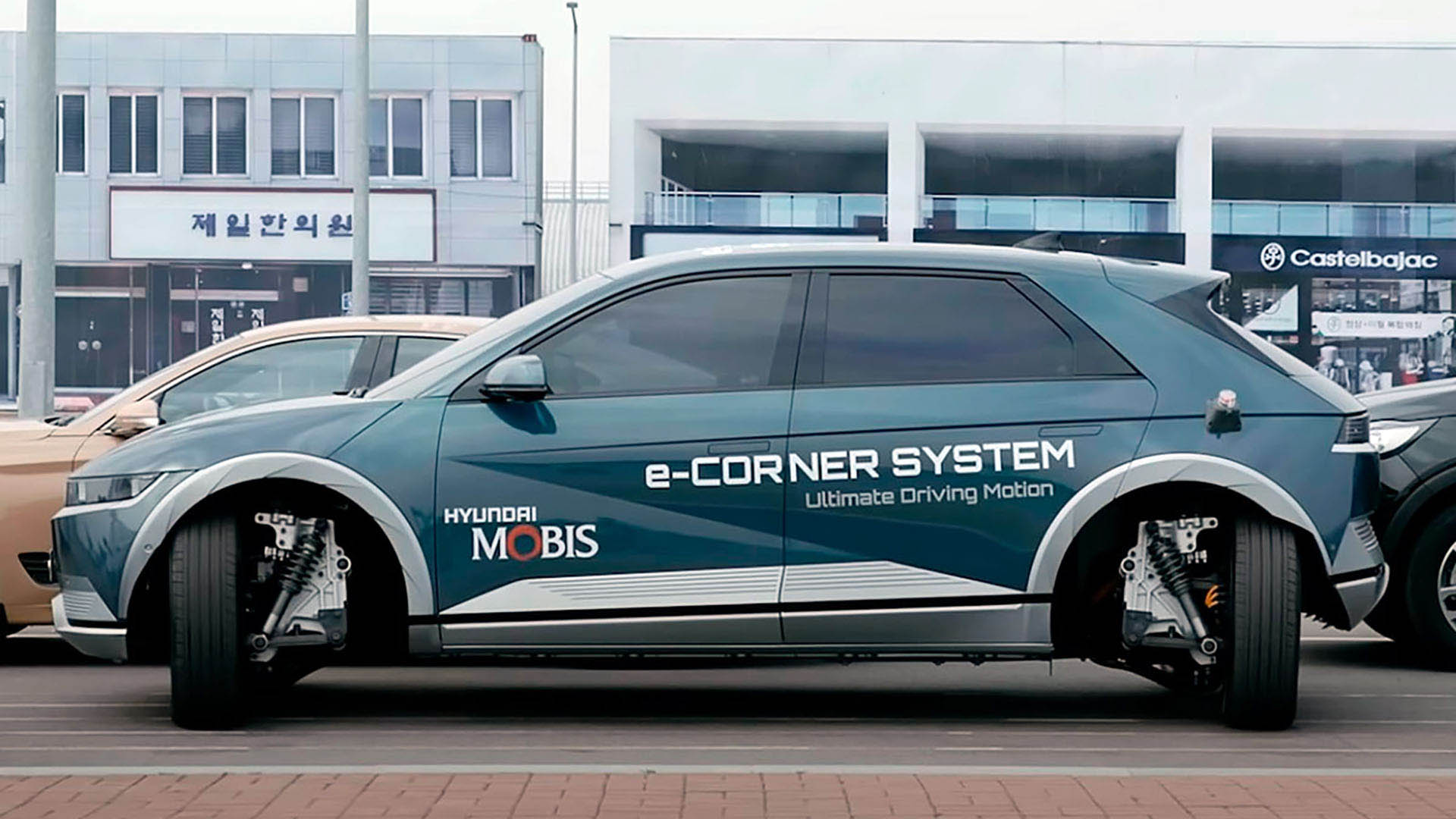 Las ruedas tienen total independencia una de otra, con un motor eléctrico en el interior de la llanta y sistema de alimentación eléctrica dirección y frenos vía cable