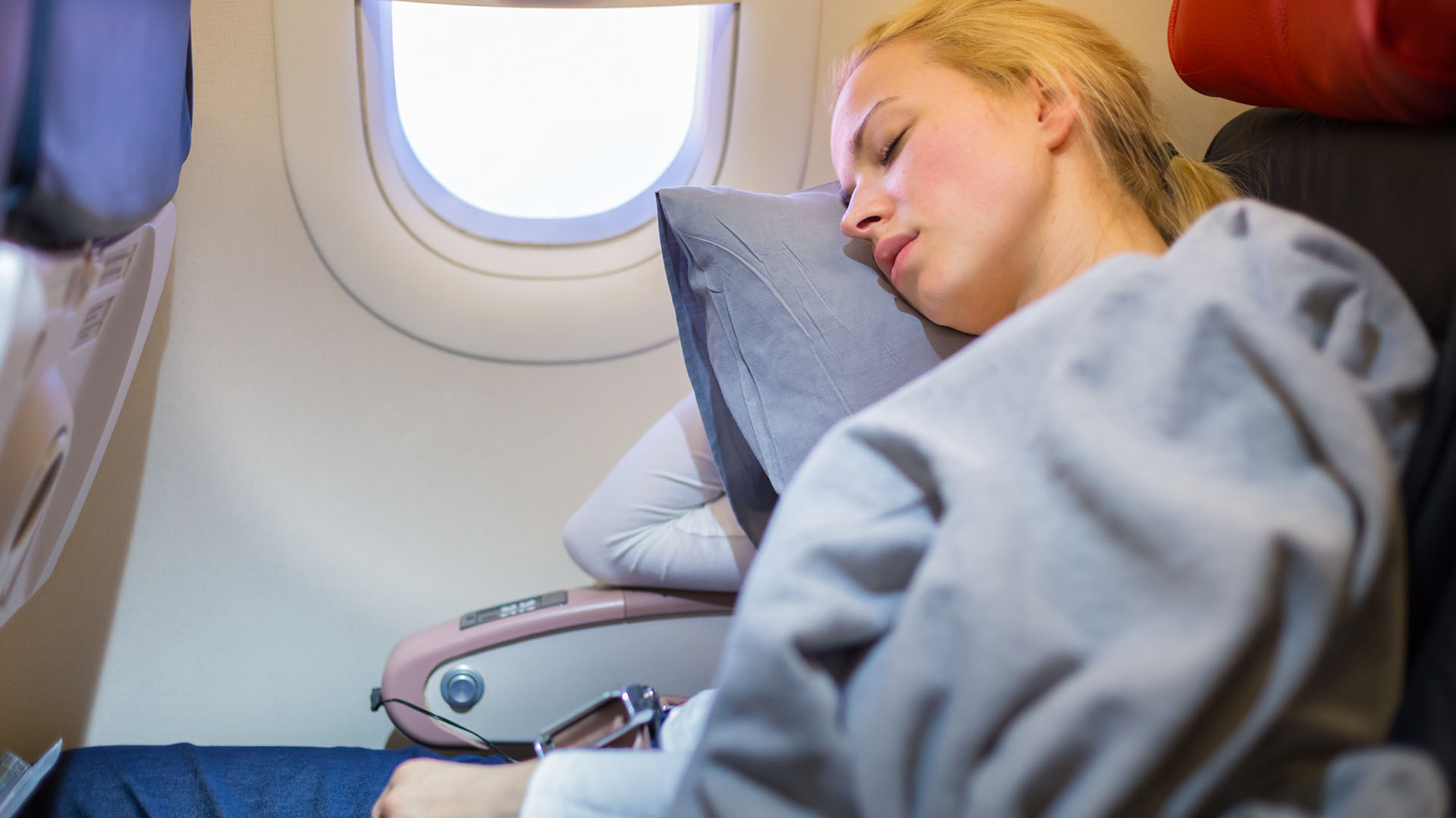 Ya desde el avión, los especialistas aconsejan intentar dormir en los horarios del destino (Getty)