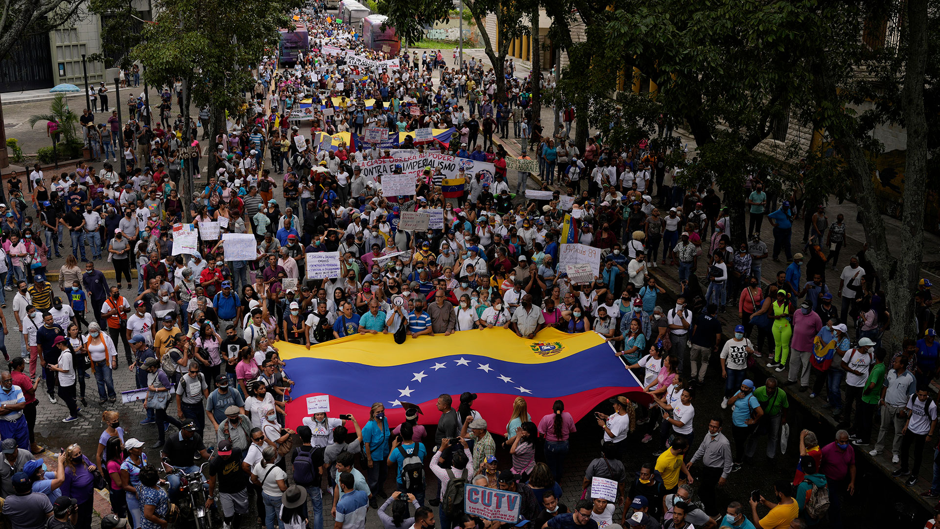 Trabajadores públicos marchan para exigir que el gobierno pague todos sus beneficios (AP /Matias Delacroix)