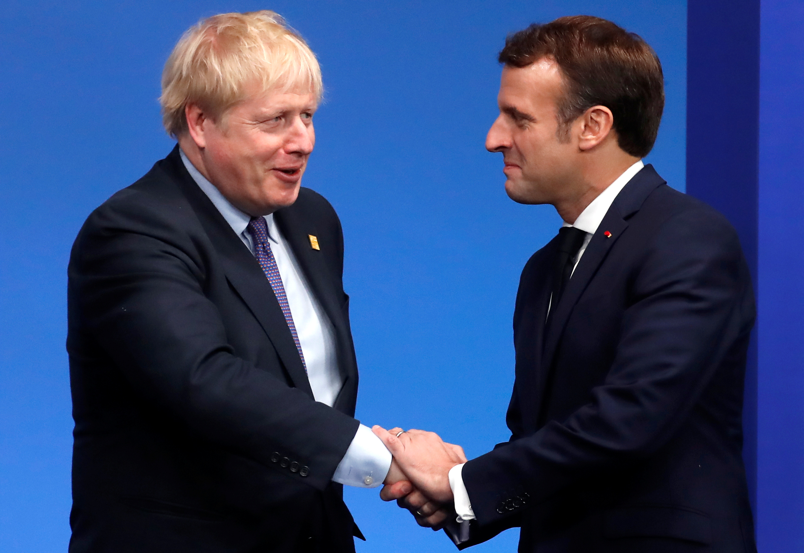 El primer ministro británico Boris Johnson y el presidente francés Emmanuel Macron, durante una reunión de la OTAN en Watford, en Reino Unido (REUTERS/Christian Hartmann)