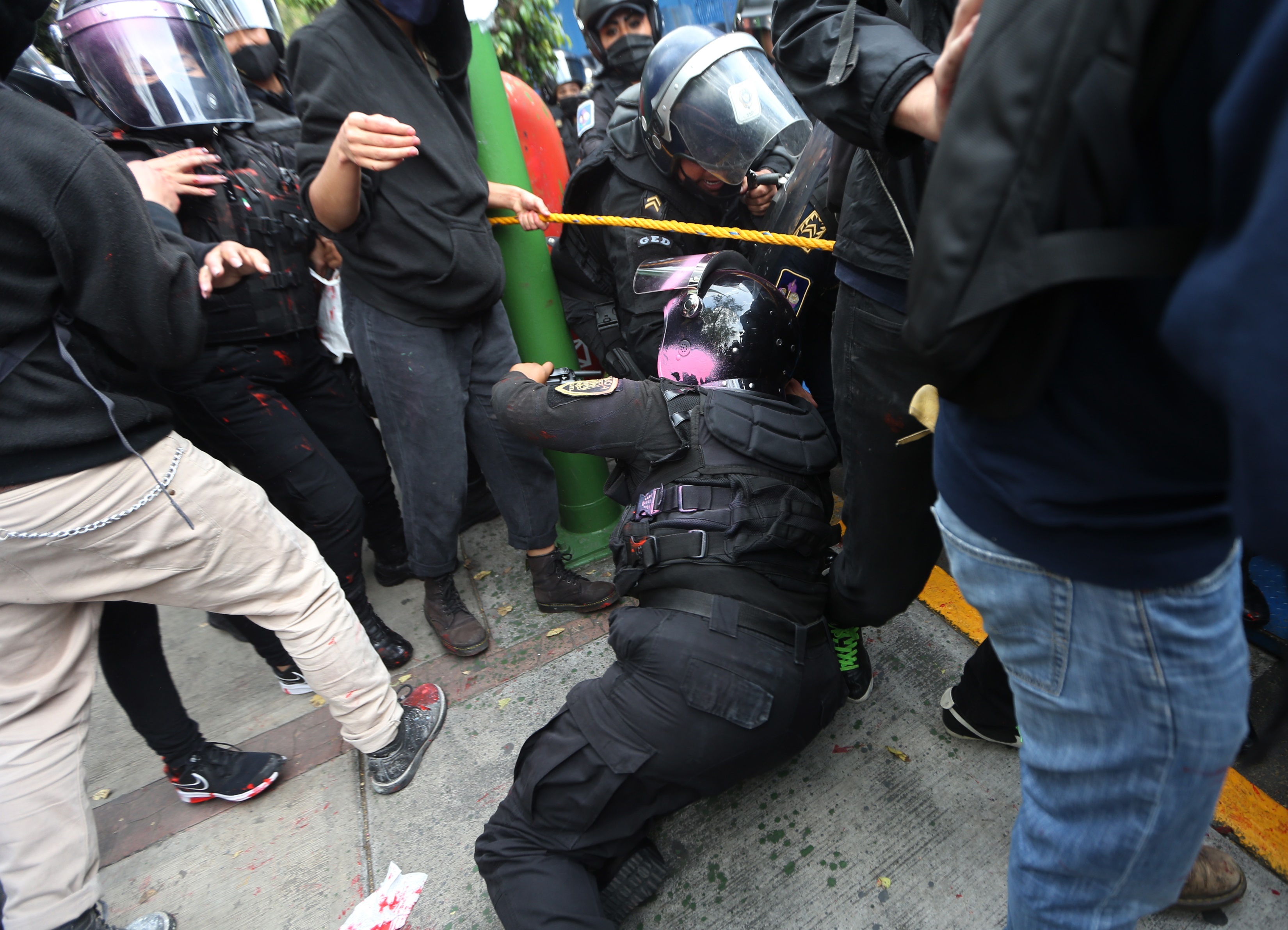 “lo Vamos A Derribar” El Tenso Momento Entre Manifestantes Y Policías Frente A Una Estatua De 5594