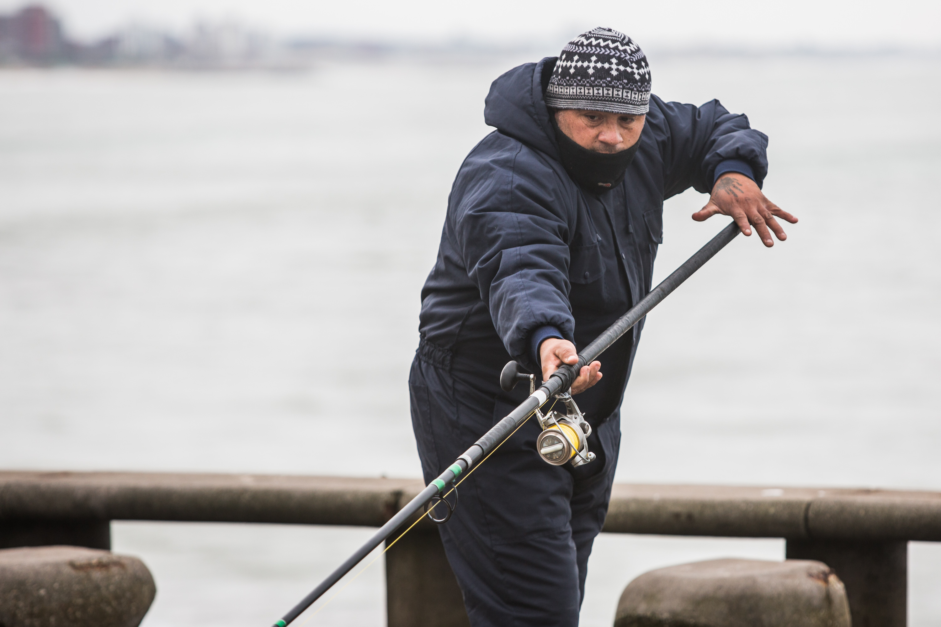 Un clásico de la costanera marplatense: la pesca. Después de 110 días, llegó el pique para este fan de la caña.