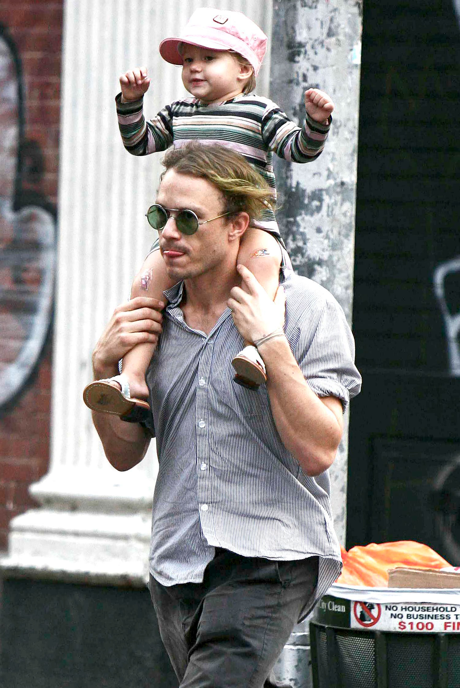 Heath Ledger paseando por las calles de Nueva York con su hija Matilda (Ramey Photo)