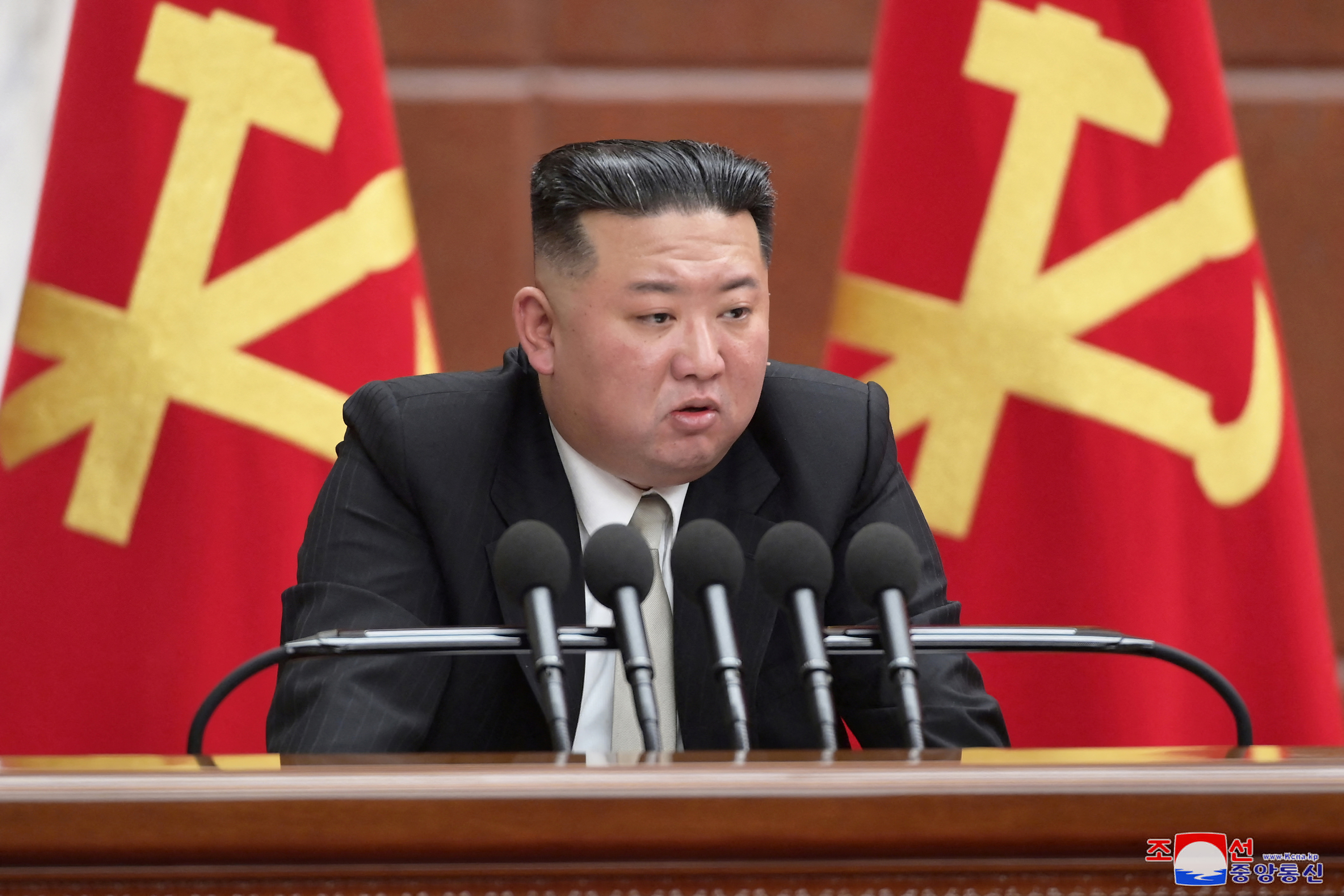 El líder norcoreano, Kim Jong Un, asiste a la sexta reunión ampliada del octavo Comité Central del Partido de los Trabajadores en Pyongyang, Corea del Norte (KCNA vía REUTERS)
