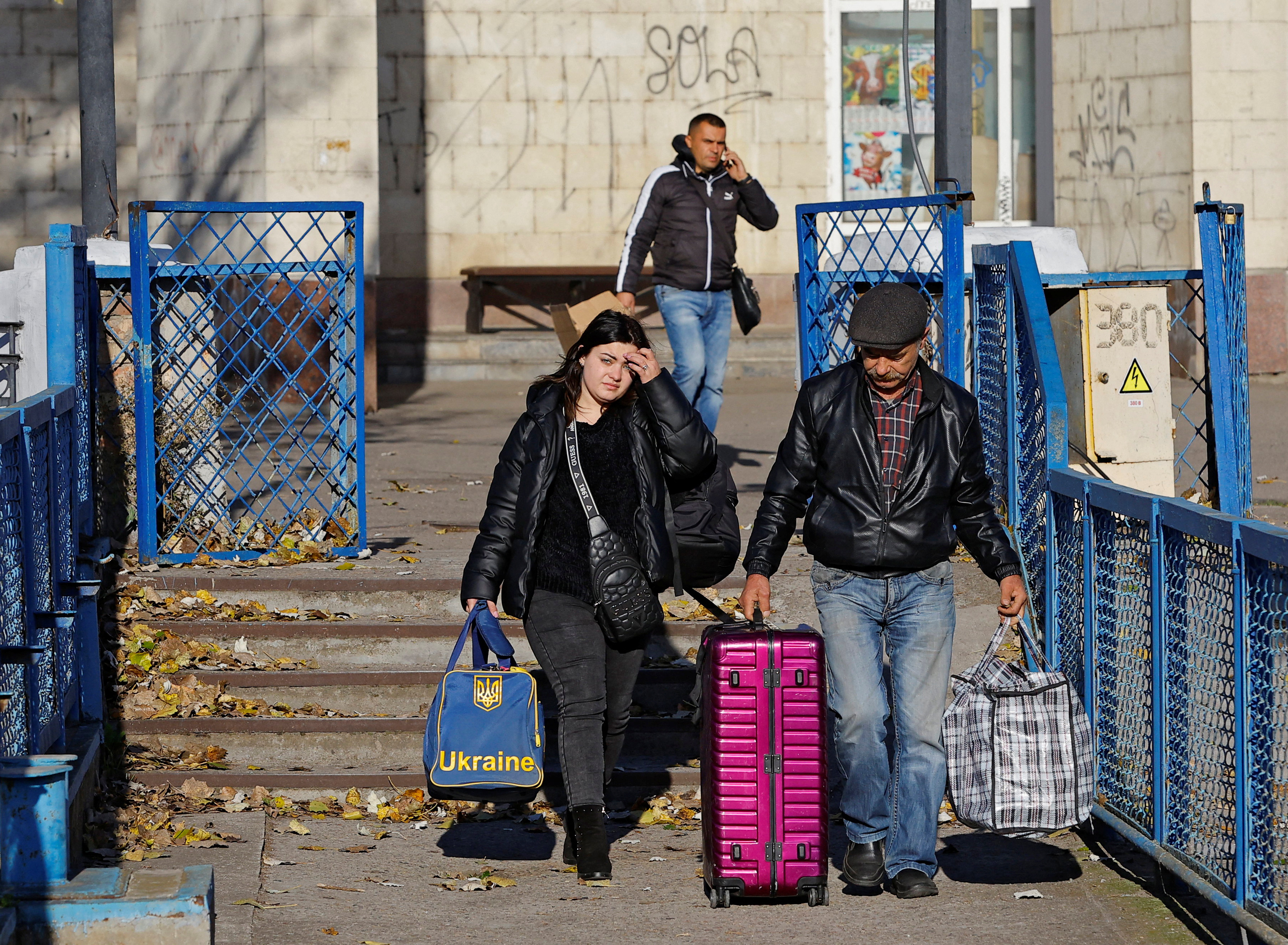 Personas caminan para abordar un ferry durante la evacuación de los residentes de Kherson, el 31 de octubre de 2022. REUTERS/Alexander Ermochenko