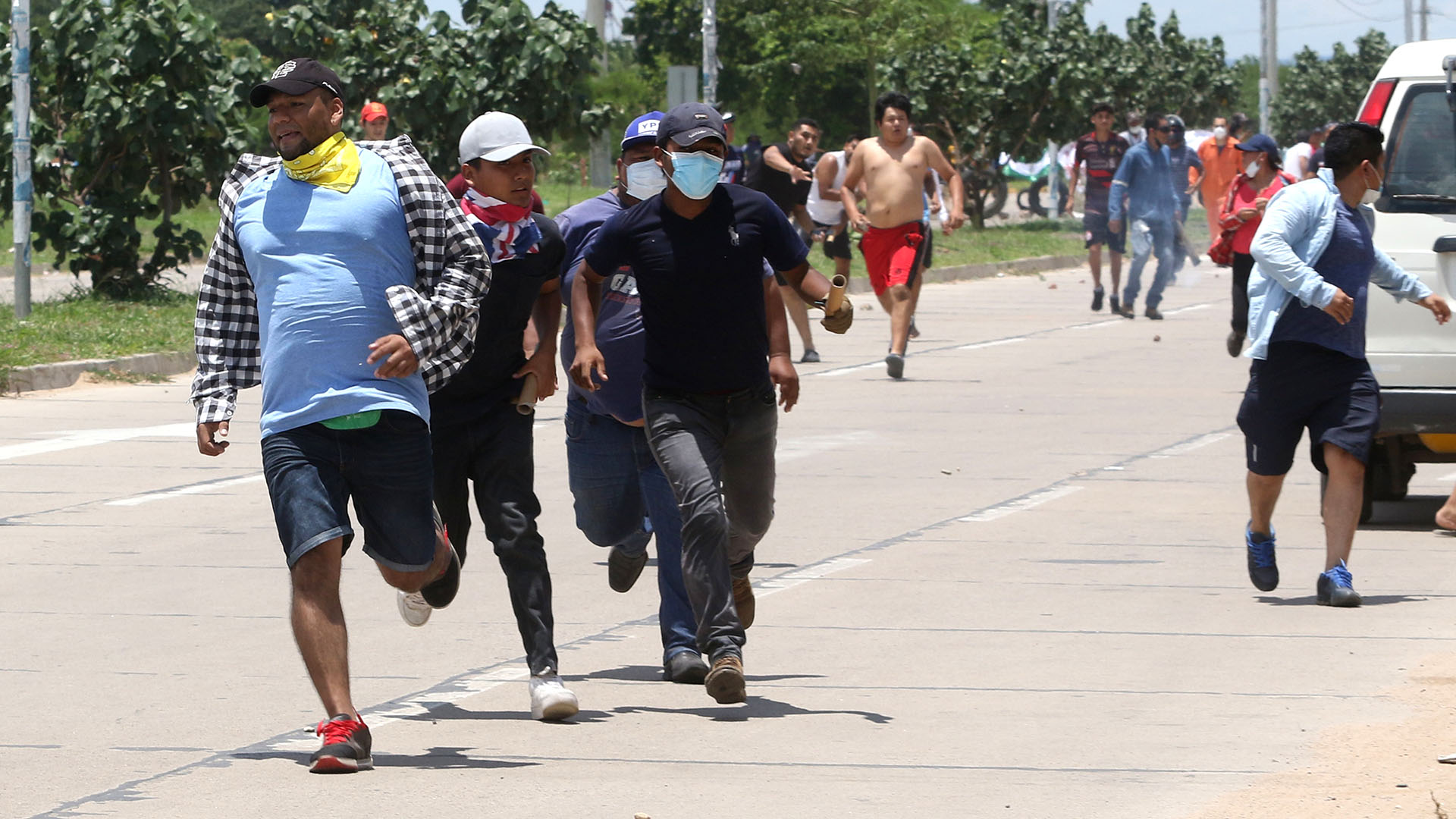 La Policía y grupos paraestatales de Luis Arce y Evo Morales intervinieron este martes con violencia contra los bloqueos callejeros de Santa Cruz, Cochabamba y Potosí (EFE)