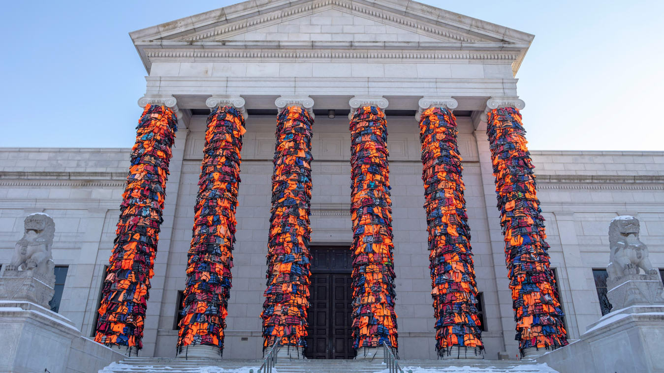 El artista y activista chino Ai Wei Wei instaló cientos de chalecos salvavidas usados por refugiados que viajaron de Turquía a Grecia en el Instituto de Arte de Minneapolis, en Estados Unidos.
 