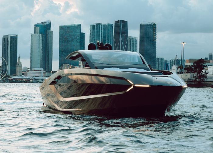 El Lamborghini 63 en el agua frente a Miami. (Foto: Lamborghini Miami)