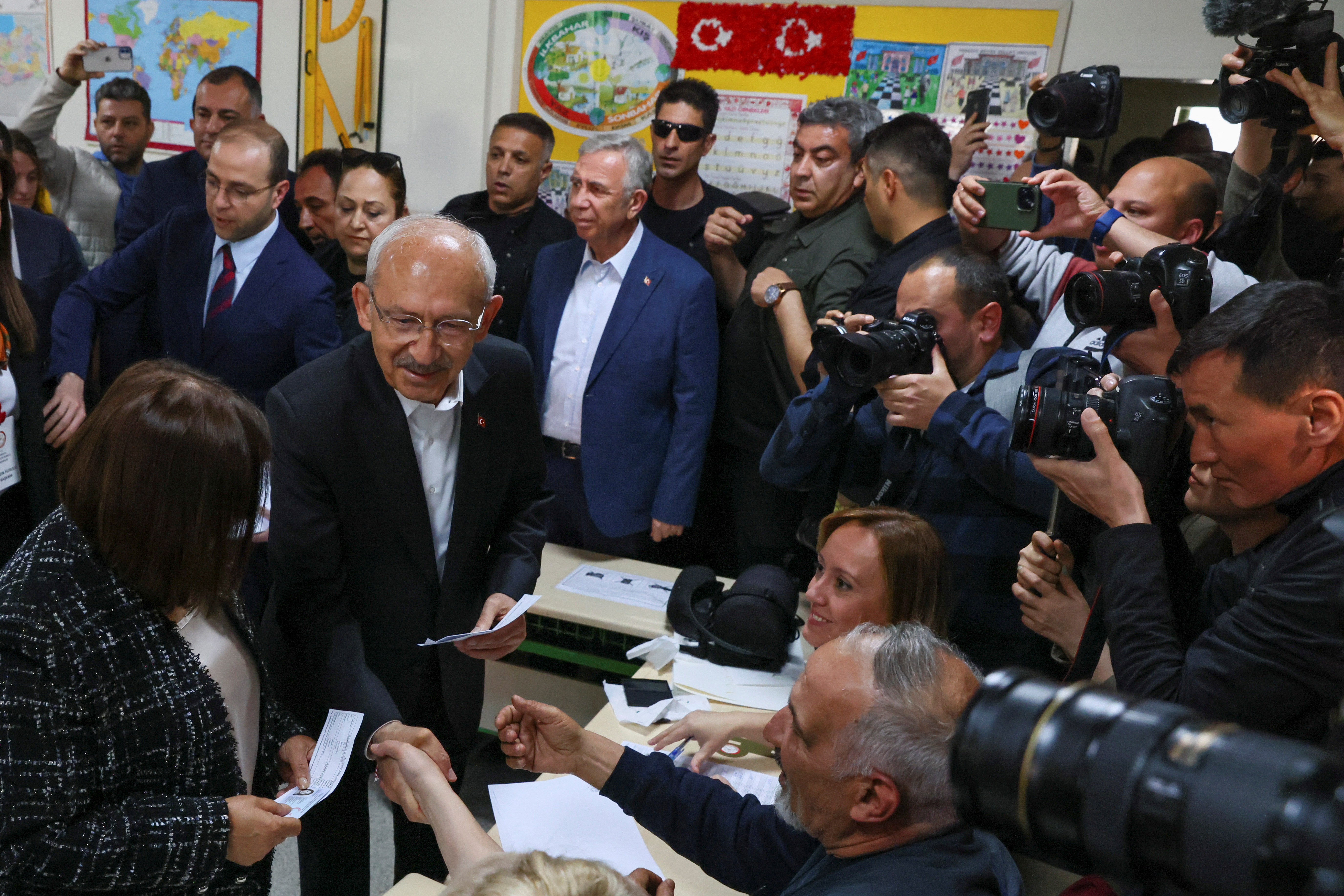 Kemal Kilicdaroglu, candidato presidencial de la principal alianza opositora de Turquía, y su esposa Selvi Kilicdaroglu asisten a las elecciones presidenciales y parlamentarias en un colegio electoral en Ankara, Turquía, 14 de mayo de 2023. REUTERS/Yves Herman